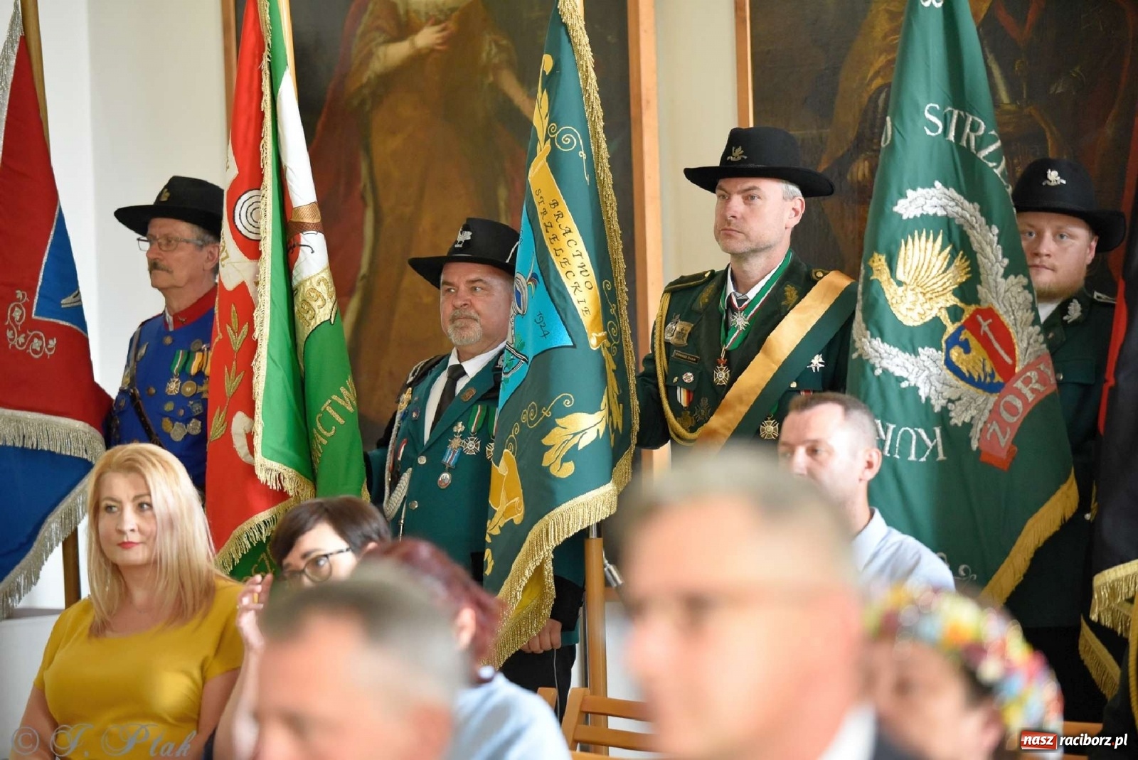 Zdjęcie w galerii na portalu naszraciborz.pl: Goście ogródków zaskoczeni. Widowisko historyczne w centrum Raciborza [FOTO i WIDEO] wiadomości z regionu