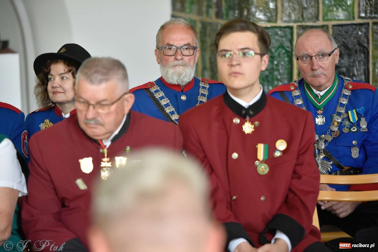 Zdjęcie w galerii na portalu naszraciborz.pl: Goście ogródków zaskoczeni. Widowisko historyczne w centrum Raciborza [FOTO i WIDEO] wiadomości z regionu