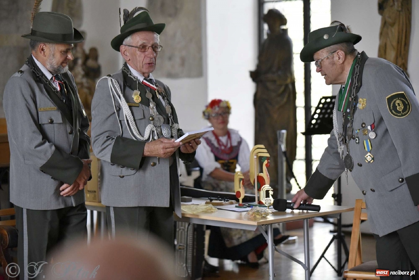 Zdjęcie w galerii na portalu naszraciborz.pl: Goście ogródków zaskoczeni. Widowisko historyczne w centrum Raciborza [FOTO i WIDEO] wiadomości z regionu