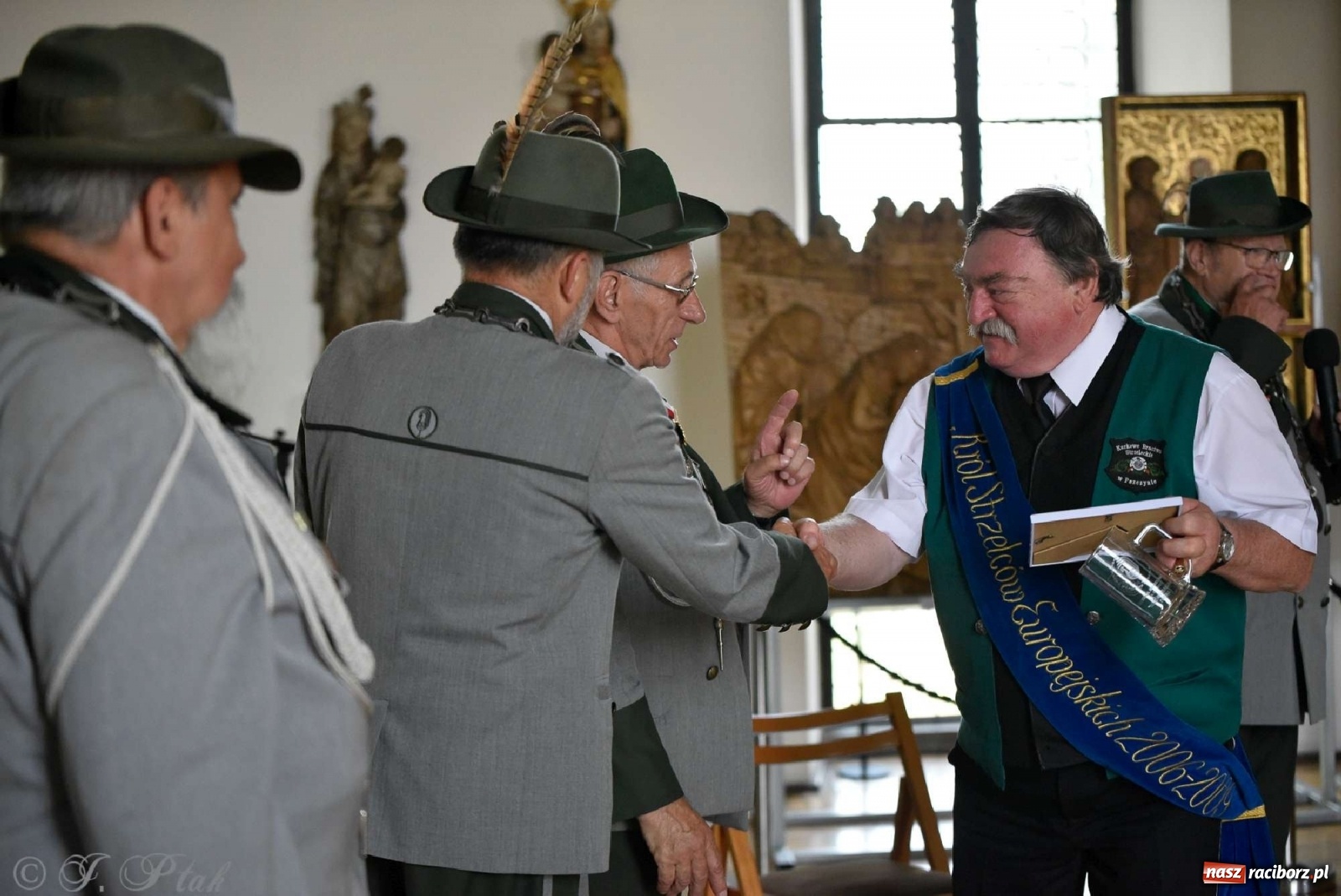 Zdjęcie w galerii na portalu naszraciborz.pl: Goście ogródków zaskoczeni. Widowisko historyczne w centrum Raciborza [FOTO i WIDEO] wiadomości z regionu