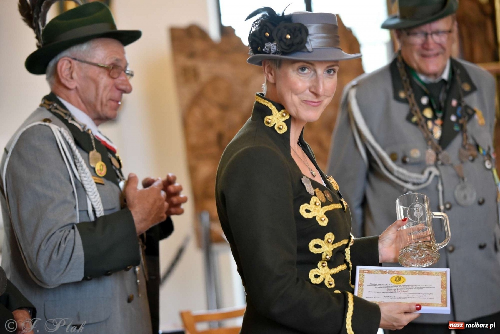 Zdjęcie w galerii na portalu naszraciborz.pl: Goście ogródków zaskoczeni. Widowisko historyczne w centrum Raciborza [FOTO i WIDEO] wiadomości z regionu