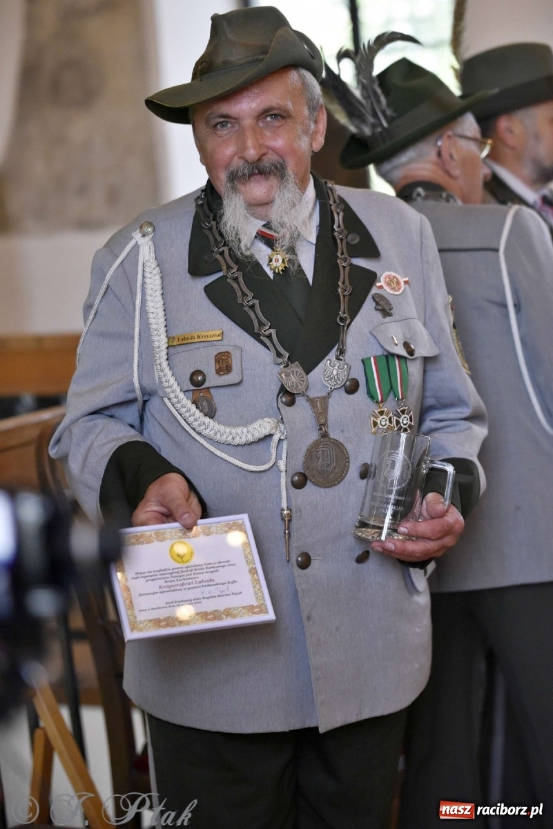 Zdjęcie w galerii na portalu naszraciborz.pl: Goście ogródków zaskoczeni. Widowisko historyczne w centrum Raciborza [FOTO i WIDEO] wiadomości z regionu