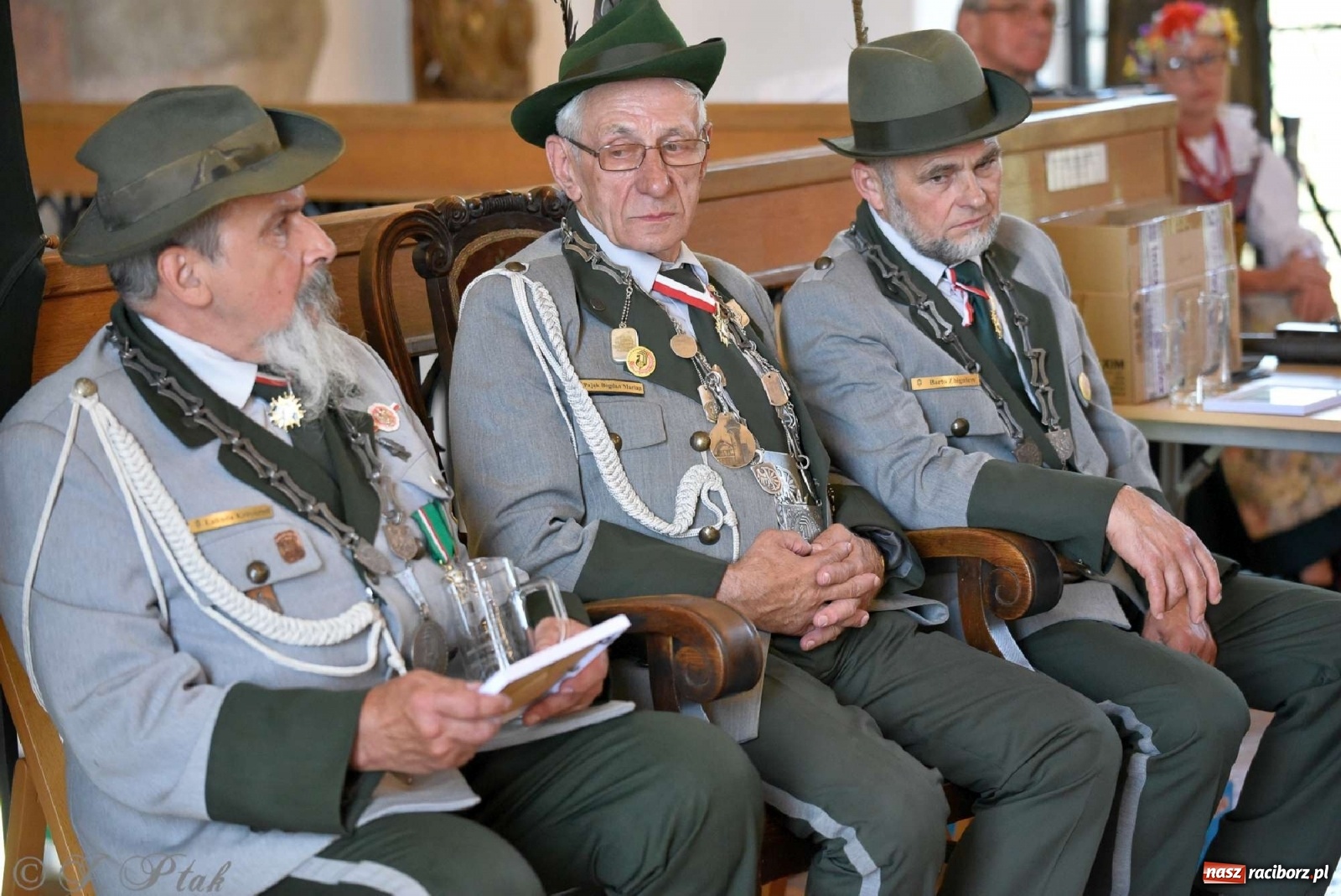 Zdjęcie w galerii na portalu naszraciborz.pl: Goście ogródków zaskoczeni. Widowisko historyczne w centrum Raciborza [FOTO i WIDEO] wiadomości z regionu