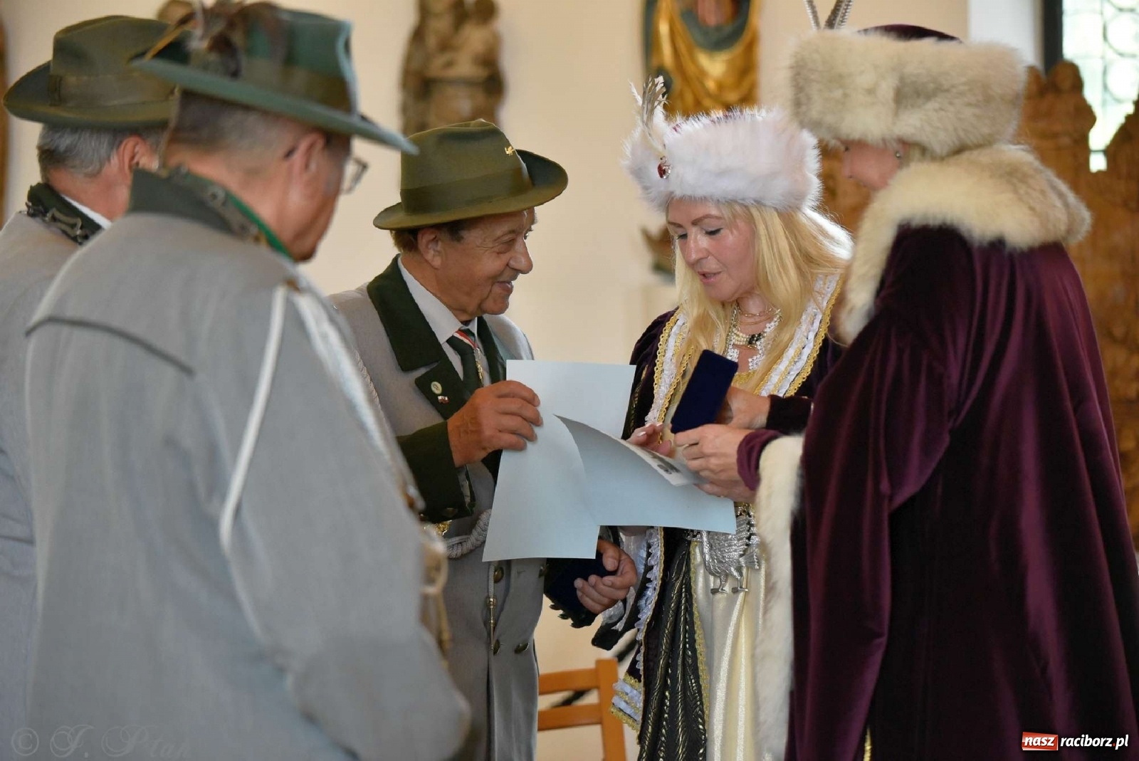 Zdjęcie w galerii na portalu naszraciborz.pl: Goście ogródków zaskoczeni. Widowisko historyczne w centrum Raciborza [FOTO i WIDEO] wiadomości z regionu