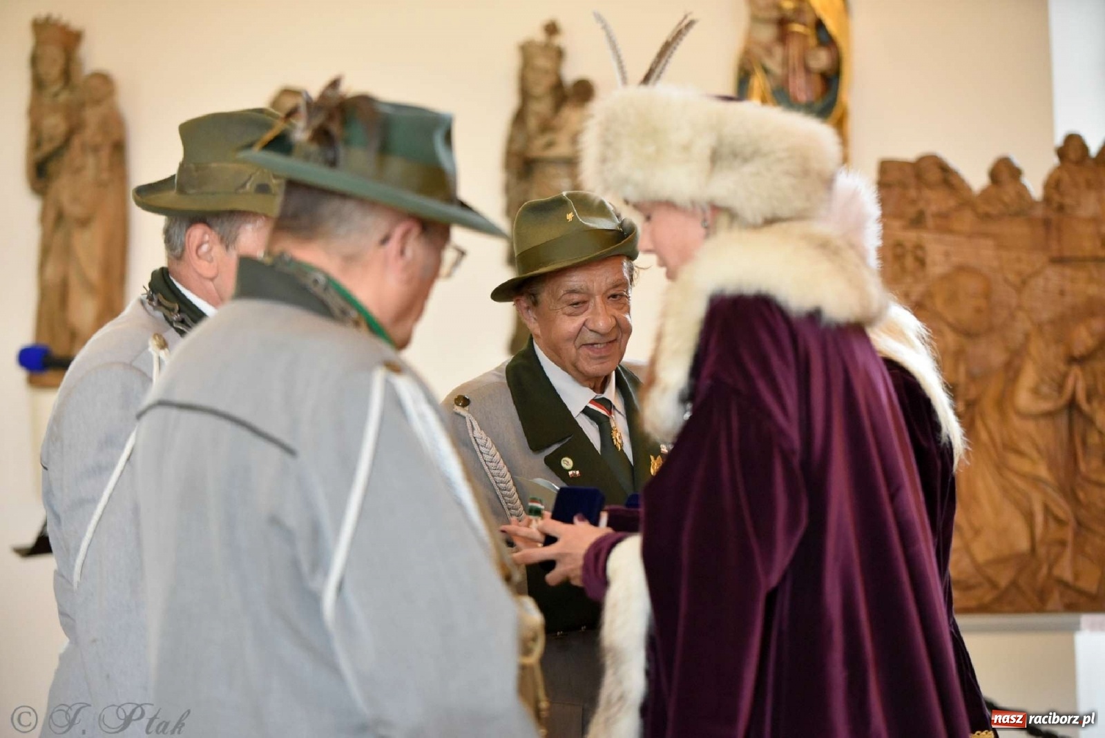 Zdjęcie w galerii na portalu naszraciborz.pl: Goście ogródków zaskoczeni. Widowisko historyczne w centrum Raciborza [FOTO i WIDEO] wiadomości z regionu