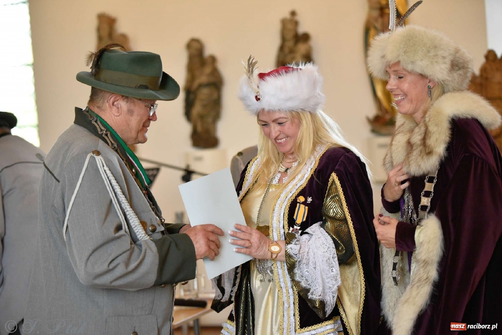 Zdjęcie w galerii na portalu naszraciborz.pl: Goście ogródków zaskoczeni. Widowisko historyczne w centrum Raciborza [FOTO i WIDEO] wiadomości z regionu