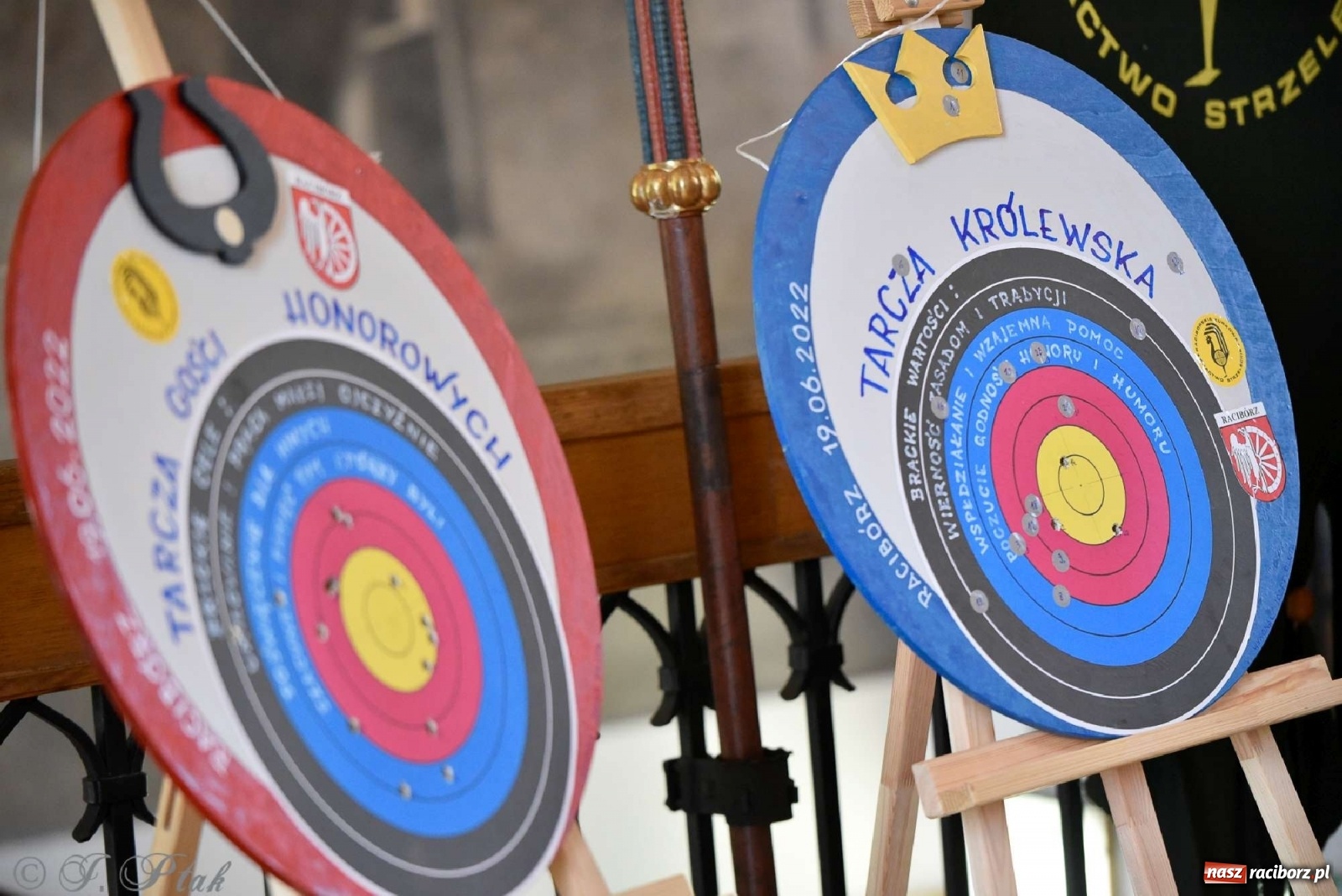 Zdjęcie w galerii na portalu naszraciborz.pl: Goście ogródków zaskoczeni. Widowisko historyczne w centrum Raciborza [FOTO i WIDEO] wiadomości z regionu