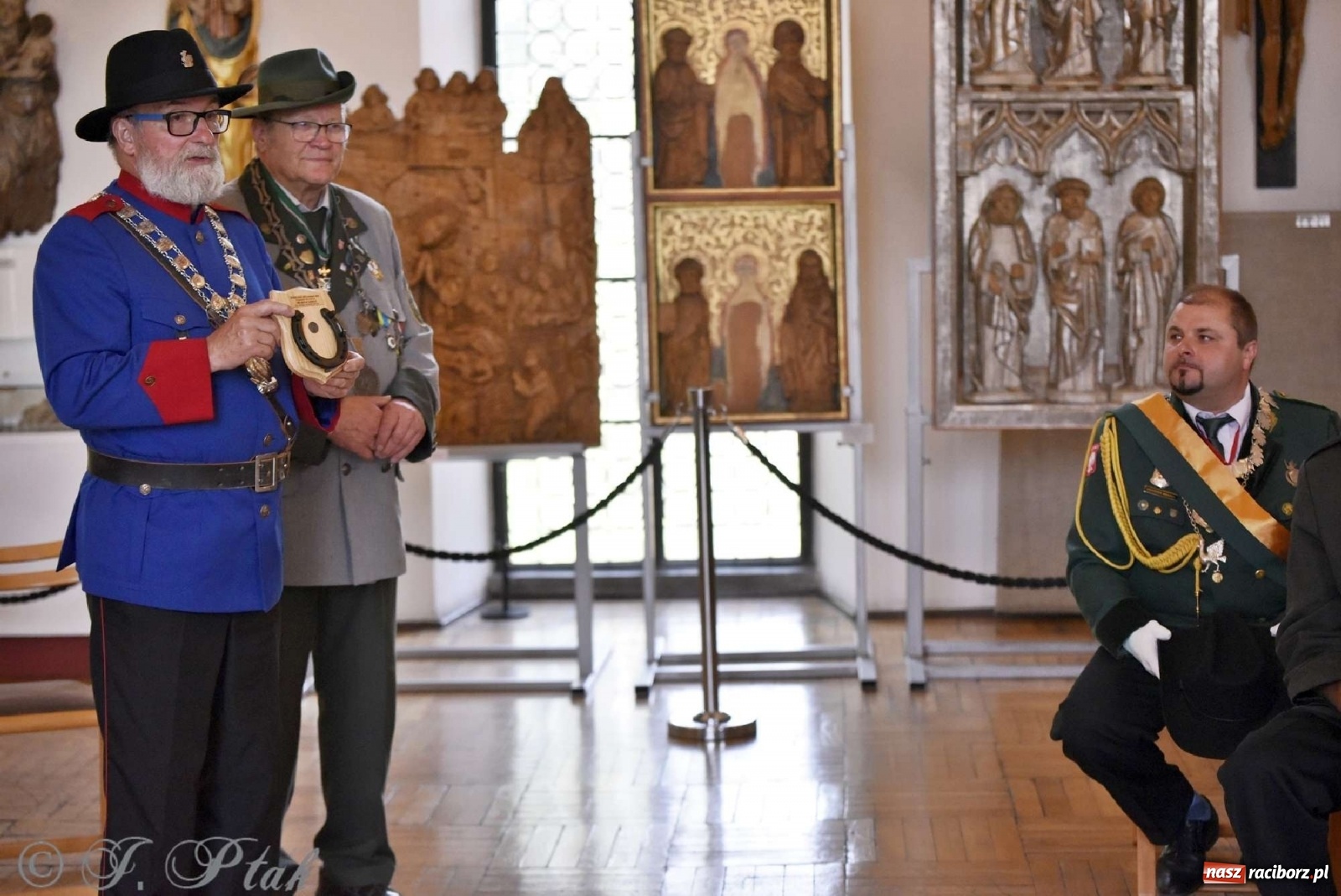 Zdjęcie w galerii na portalu naszraciborz.pl: Goście ogródków zaskoczeni. Widowisko historyczne w centrum Raciborza [FOTO i WIDEO] wiadomości z regionu