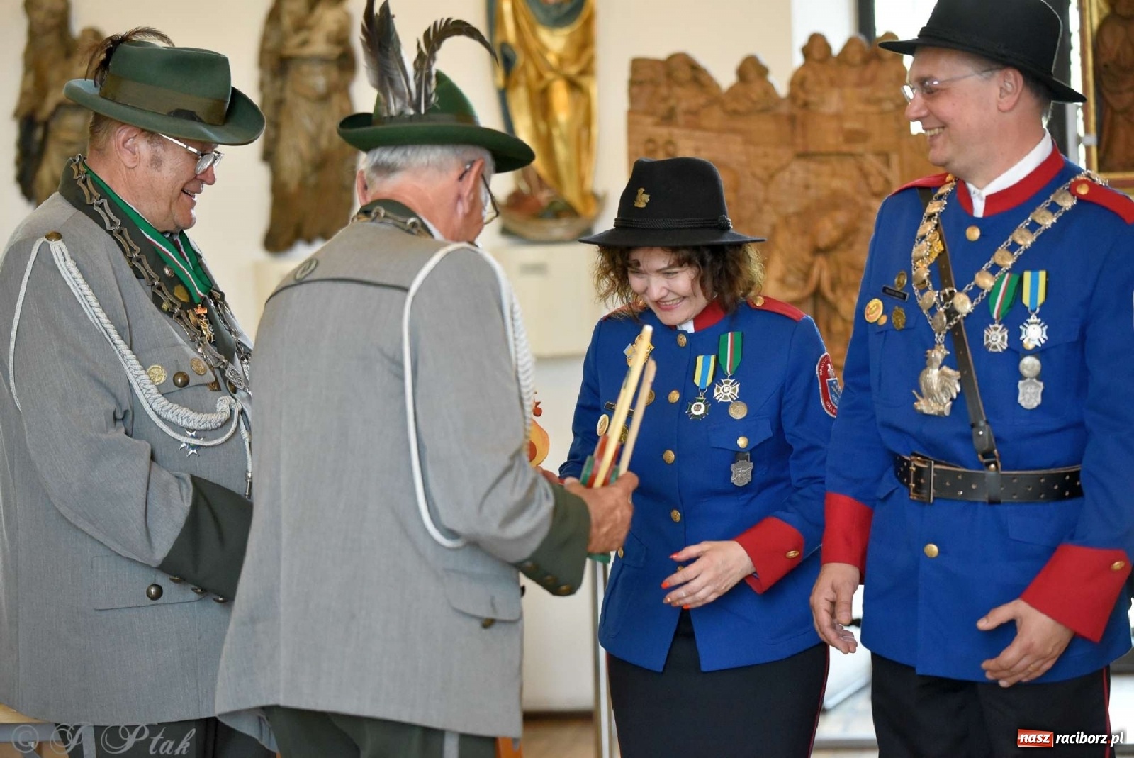 Zdjęcie w galerii na portalu naszraciborz.pl: Goście ogródków zaskoczeni. Widowisko historyczne w centrum Raciborza [FOTO i WIDEO] wiadomości z regionu