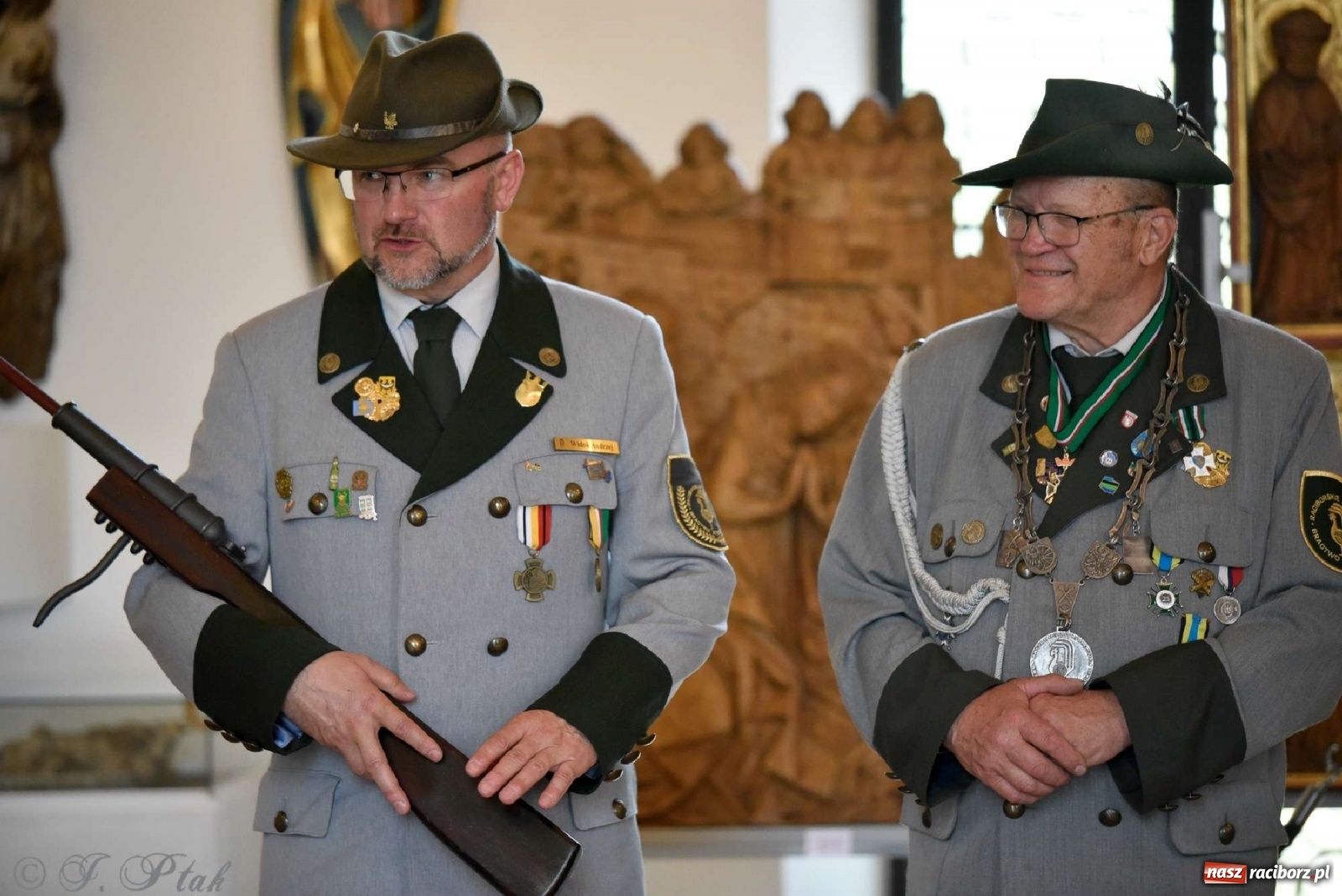 Zdjęcie w galerii na portalu naszraciborz.pl: Goście ogródków zaskoczeni. Widowisko historyczne w centrum Raciborza [FOTO i WIDEO] wiadomości z regionu