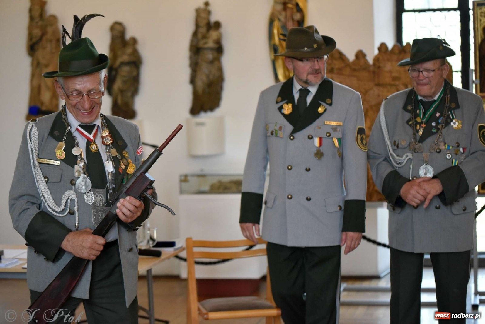 Zdjęcie w galerii na portalu naszraciborz.pl: Goście ogródków zaskoczeni. Widowisko historyczne w centrum Raciborza [FOTO i WIDEO] wiadomości z regionu