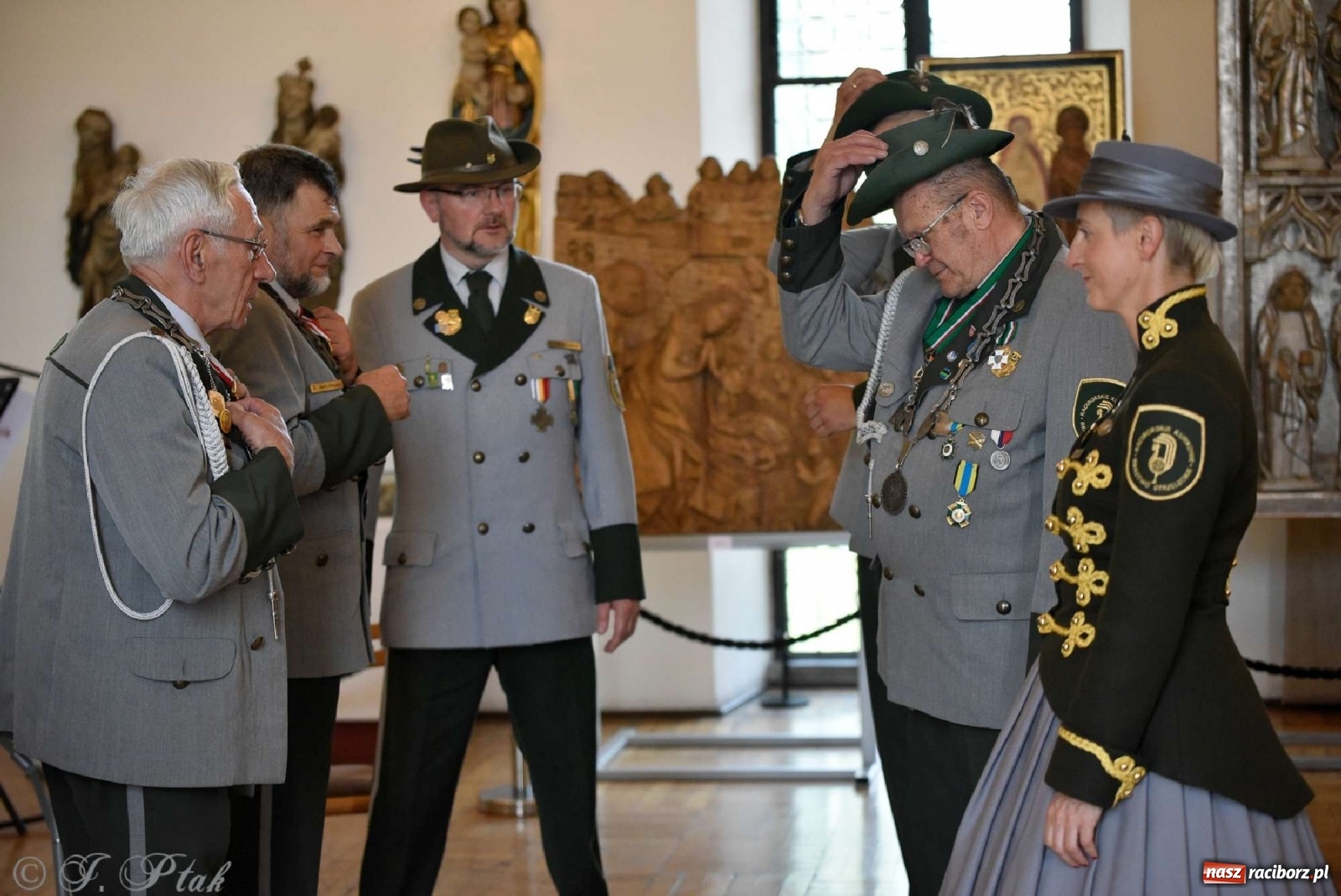 Zdjęcie w galerii na portalu naszraciborz.pl: Goście ogródków zaskoczeni. Widowisko historyczne w centrum Raciborza [FOTO i WIDEO] wiadomości z regionu