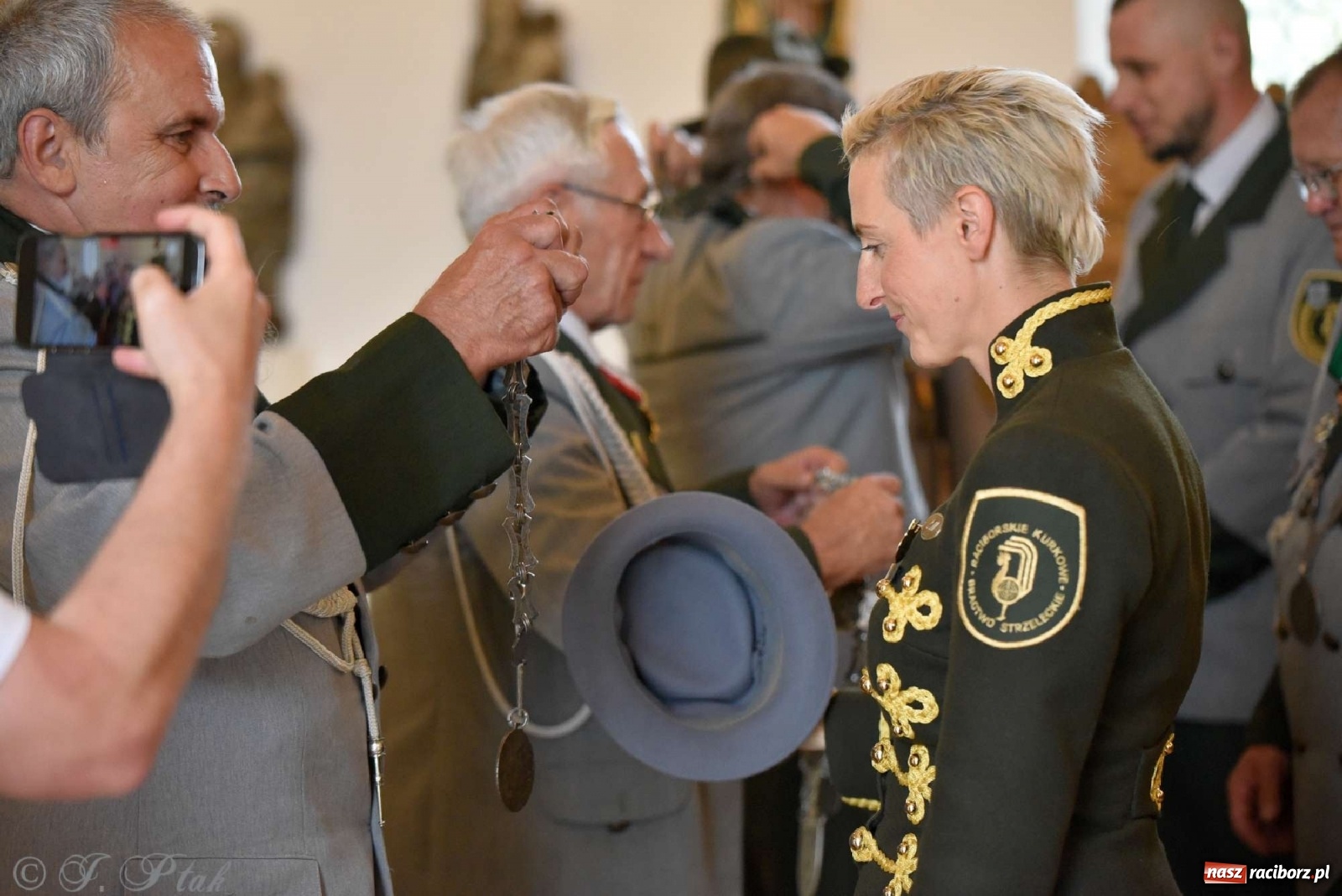 Zdjęcie w galerii na portalu naszraciborz.pl: Goście ogródków zaskoczeni. Widowisko historyczne w centrum Raciborza [FOTO i WIDEO] wiadomości z regionu