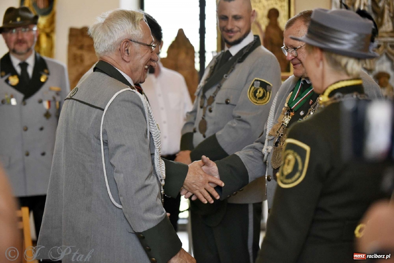 Zdjęcie w galerii na portalu naszraciborz.pl: Goście ogródków zaskoczeni. Widowisko historyczne w centrum Raciborza [FOTO i WIDEO] wiadomości z regionu