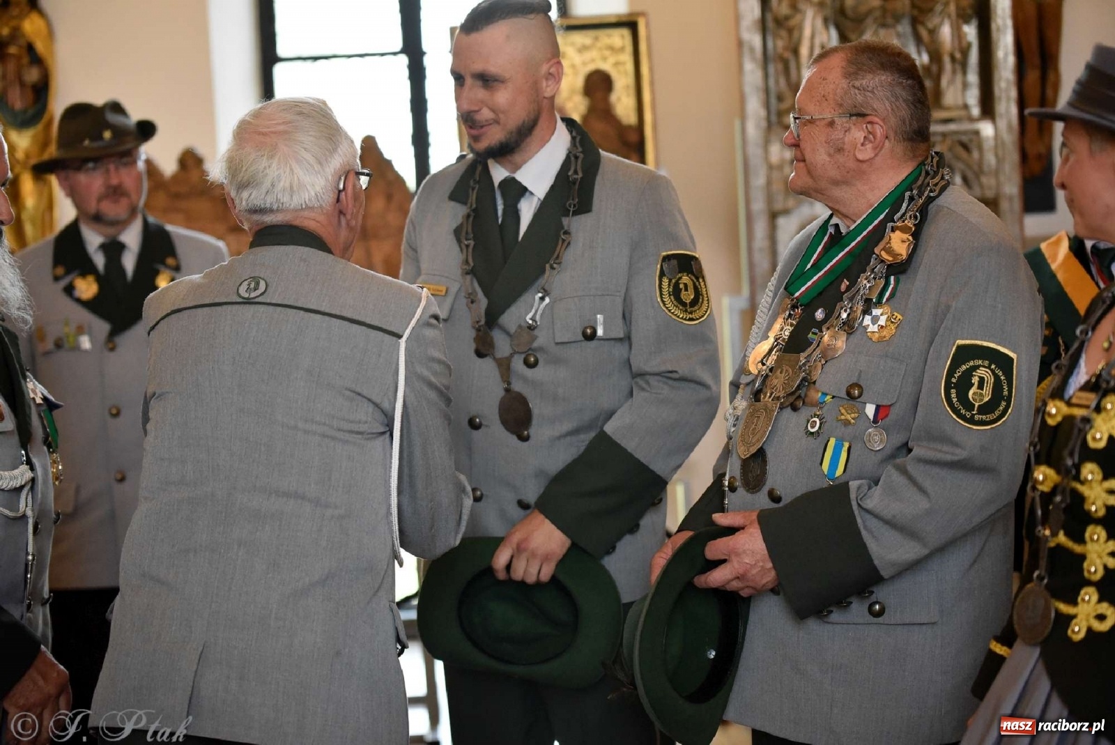 Zdjęcie w galerii na portalu naszraciborz.pl: Goście ogródków zaskoczeni. Widowisko historyczne w centrum Raciborza [FOTO i WIDEO] wiadomości z regionu