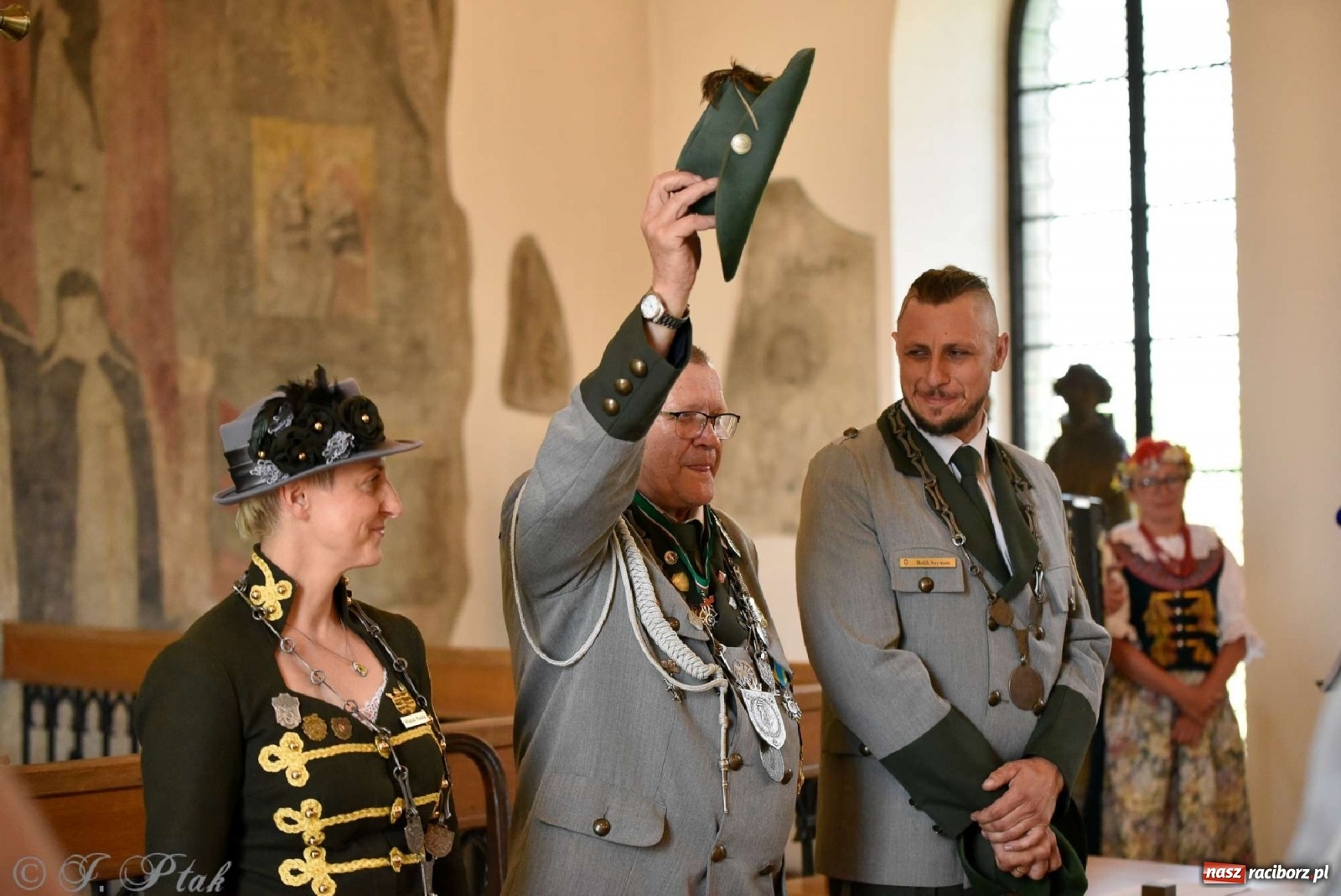 Zdjęcie w galerii na portalu naszraciborz.pl: Goście ogródków zaskoczeni. Widowisko historyczne w centrum Raciborza [FOTO i WIDEO] wiadomości z regionu