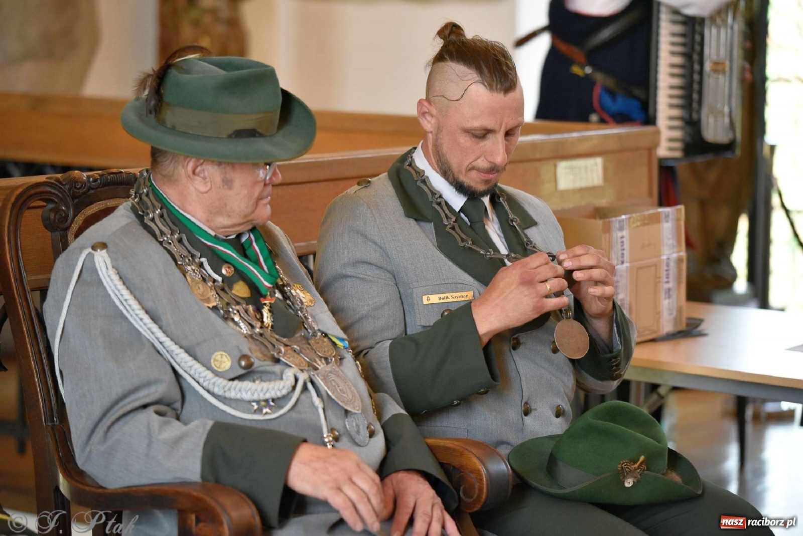 Zdjęcie w galerii na portalu naszraciborz.pl: Goście ogródków zaskoczeni. Widowisko historyczne w centrum Raciborza [FOTO i WIDEO] wiadomości z regionu