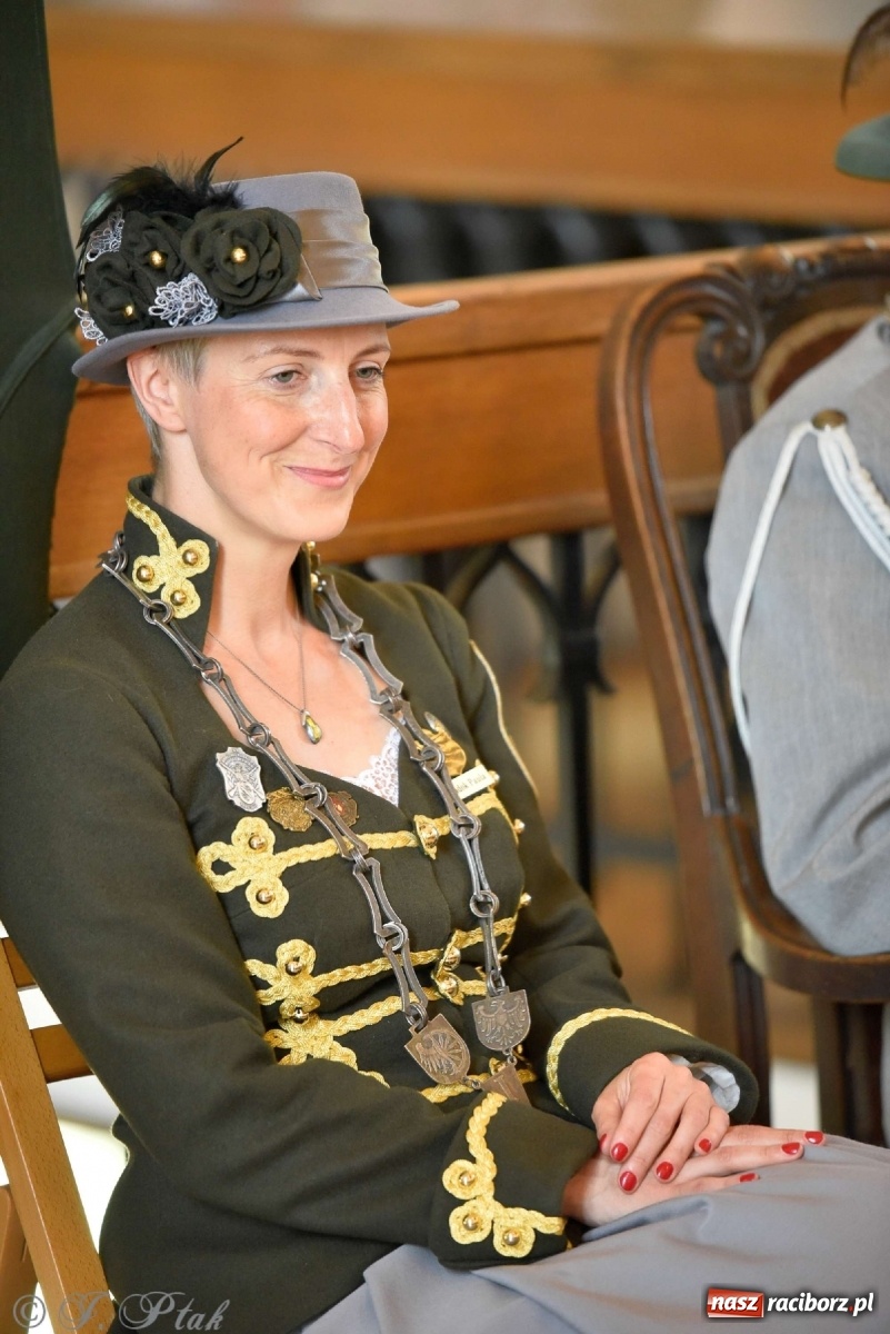 Zdjęcie w galerii na portalu naszraciborz.pl: Goście ogródków zaskoczeni. Widowisko historyczne w centrum Raciborza [FOTO i WIDEO] wiadomości z regionu