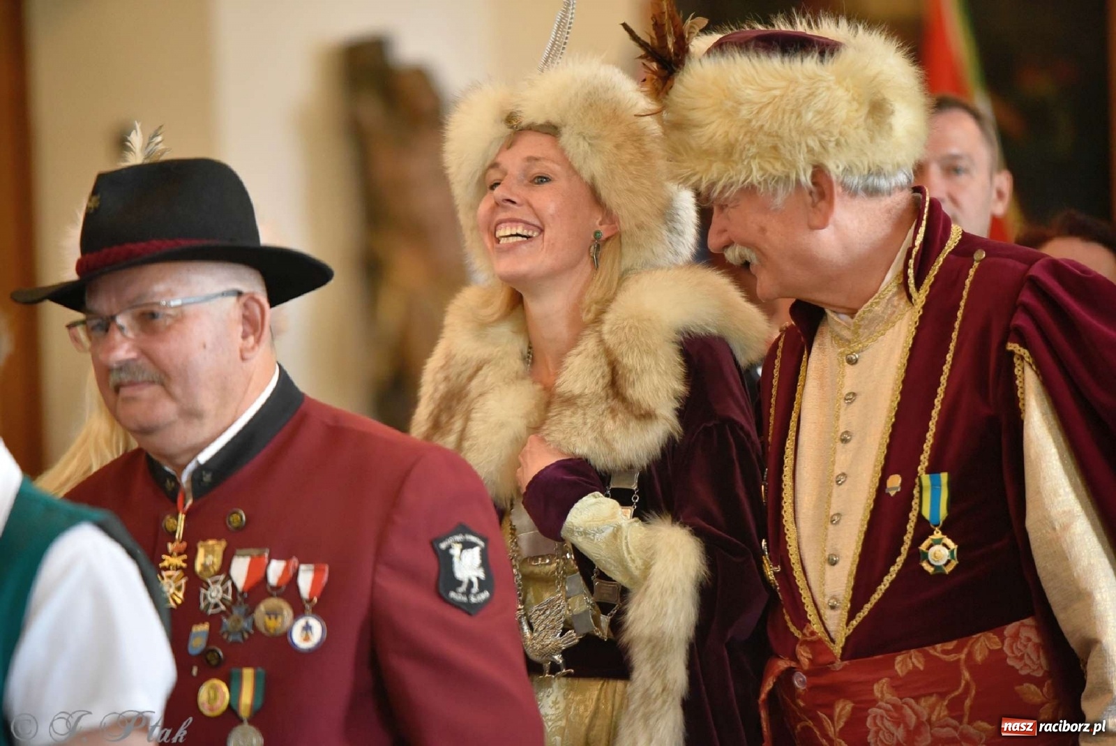 Zdjęcie w galerii na portalu naszraciborz.pl: Goście ogródków zaskoczeni. Widowisko historyczne w centrum Raciborza [FOTO i WIDEO] wiadomości z regionu
