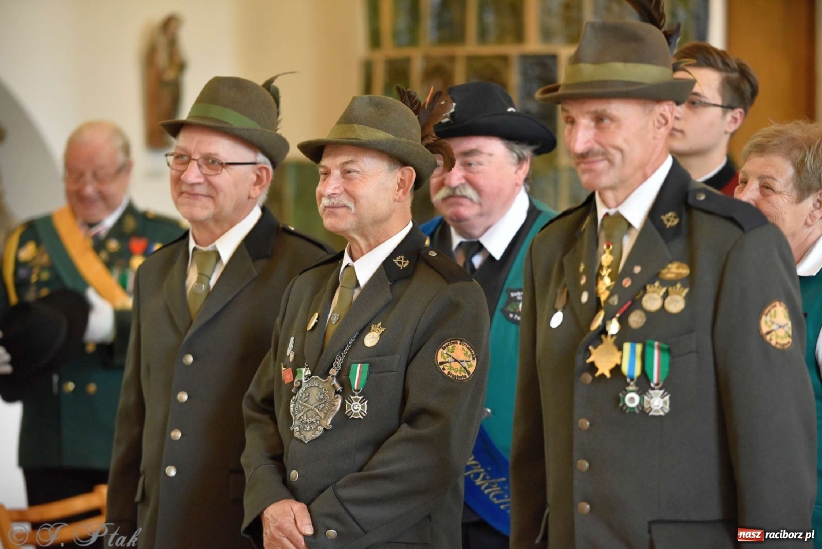 Zdjęcie w galerii na portalu naszraciborz.pl: Goście ogródków zaskoczeni. Widowisko historyczne w centrum Raciborza [FOTO i WIDEO] wiadomości z regionu