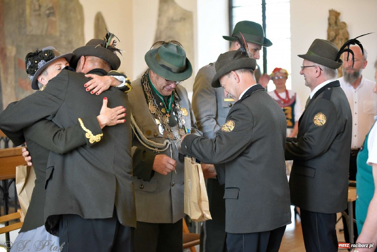 Zdjęcie w galerii na portalu naszraciborz.pl: Goście ogródków zaskoczeni. Widowisko historyczne w centrum Raciborza [FOTO i WIDEO] wiadomości z regionu