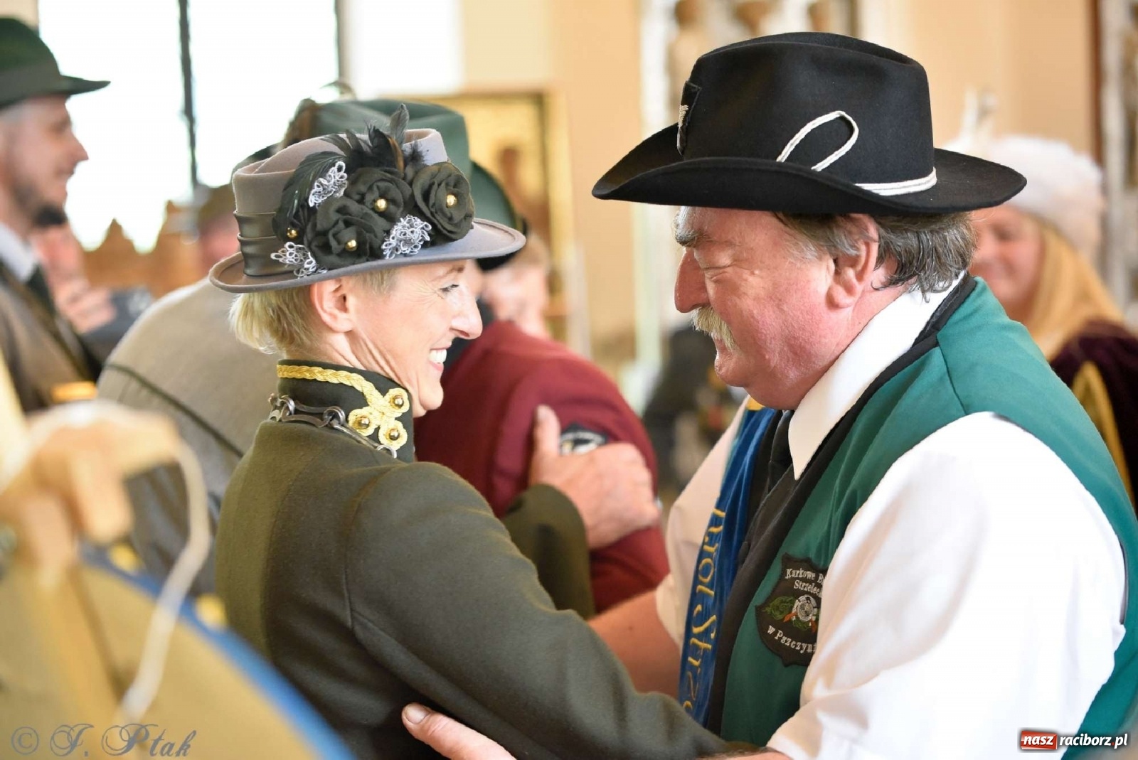 Zdjęcie w galerii na portalu naszraciborz.pl: Goście ogródków zaskoczeni. Widowisko historyczne w centrum Raciborza [FOTO i WIDEO] wiadomości z regionu