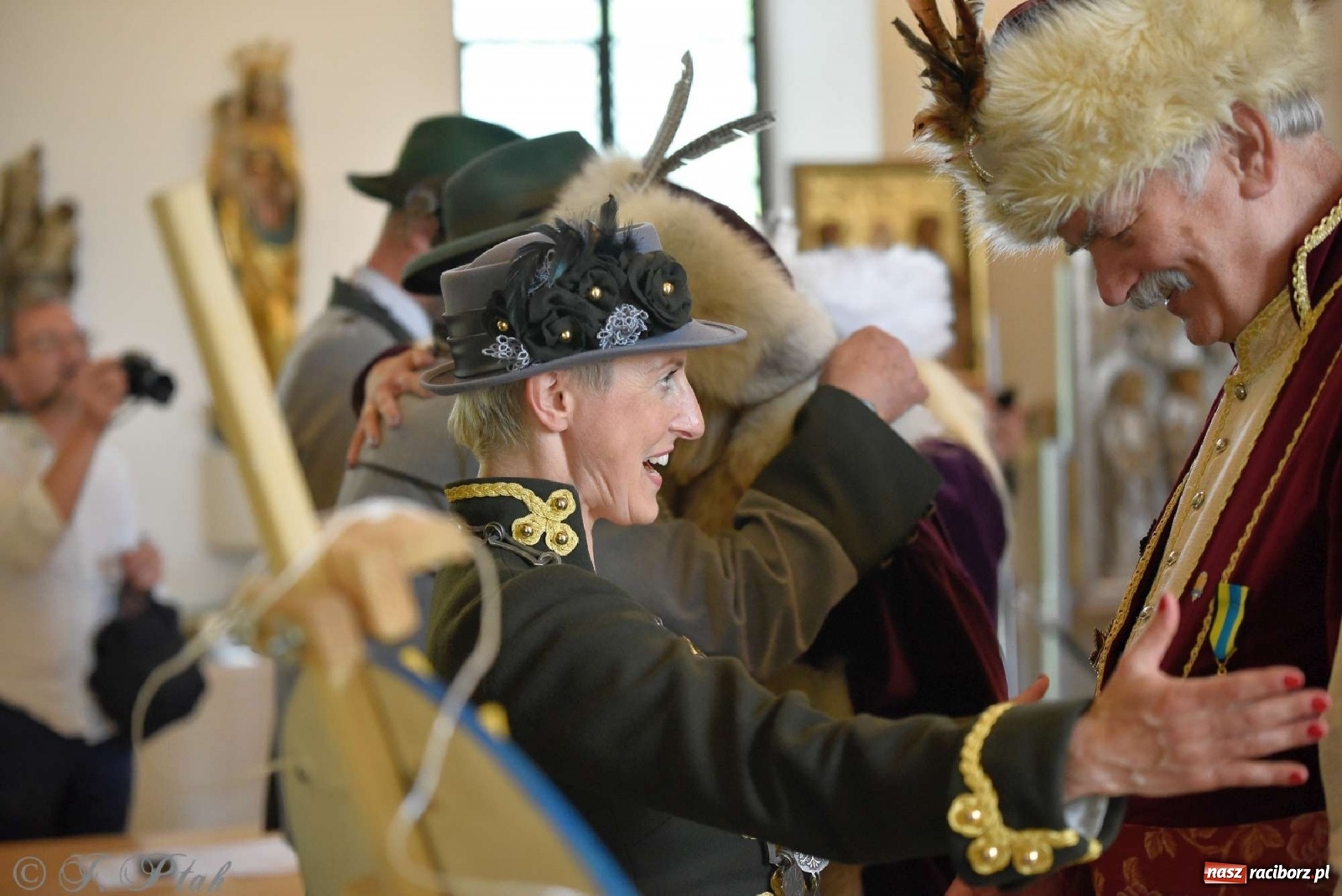 Zdjęcie w galerii na portalu naszraciborz.pl: Goście ogródków zaskoczeni. Widowisko historyczne w centrum Raciborza [FOTO i WIDEO] wiadomości z regionu