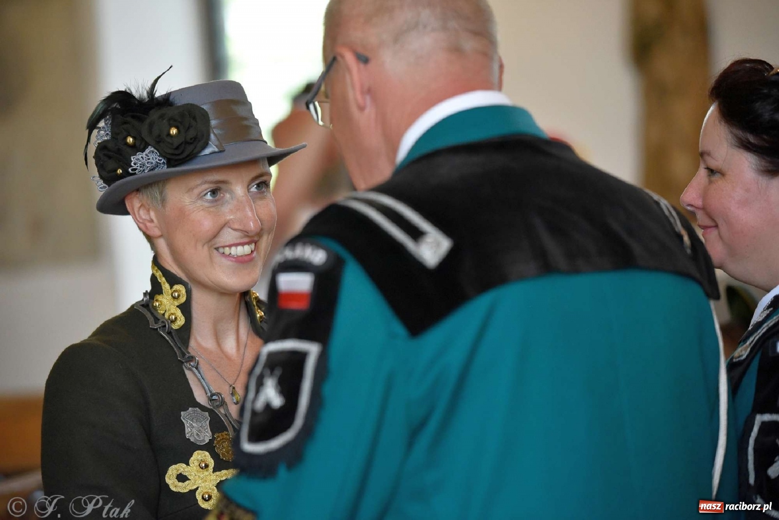 Zdjęcie w galerii na portalu naszraciborz.pl: Goście ogródków zaskoczeni. Widowisko historyczne w centrum Raciborza [FOTO i WIDEO] wiadomości z regionu