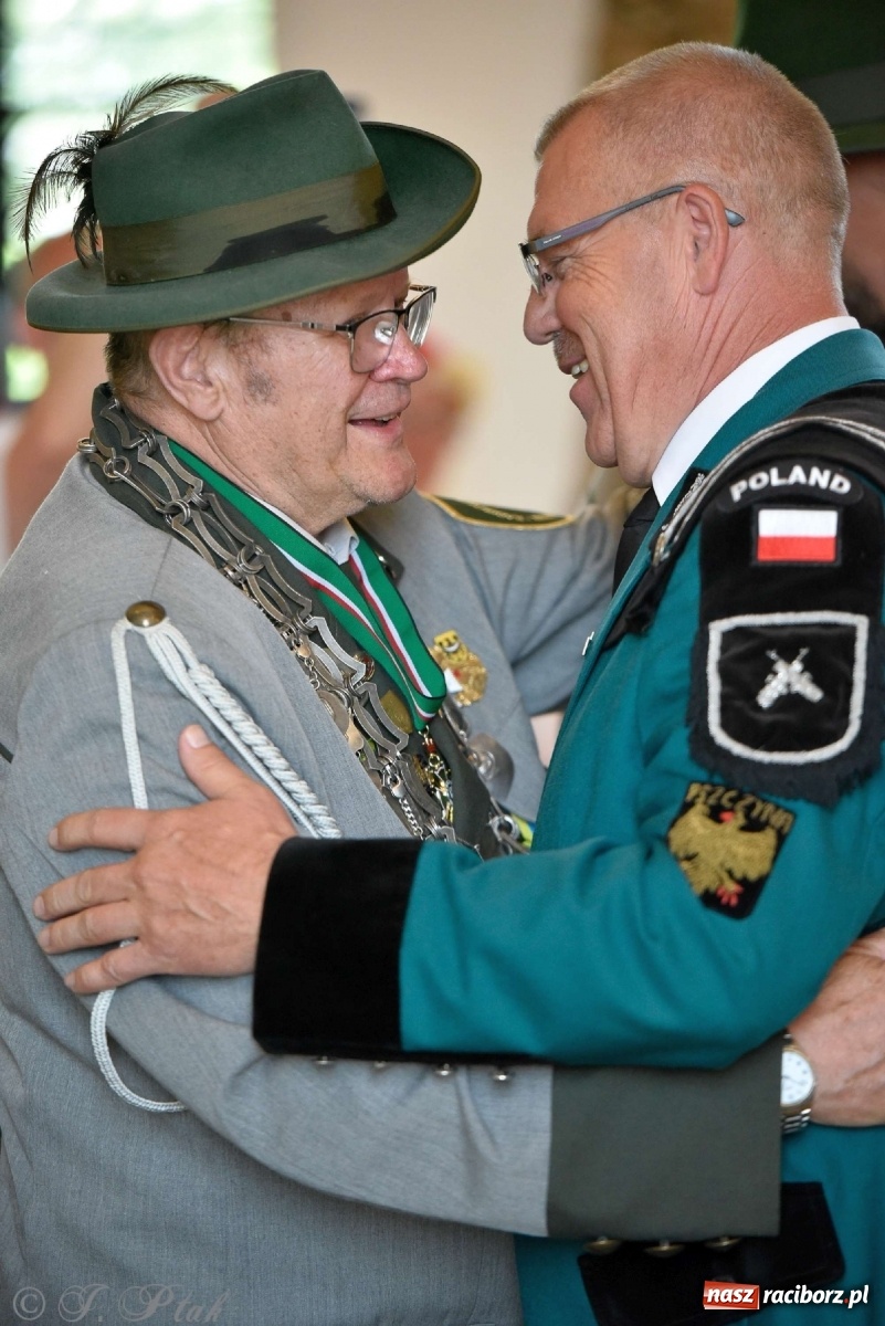 Zdjęcie w galerii na portalu naszraciborz.pl: Goście ogródków zaskoczeni. Widowisko historyczne w centrum Raciborza [FOTO i WIDEO] wiadomości z regionu