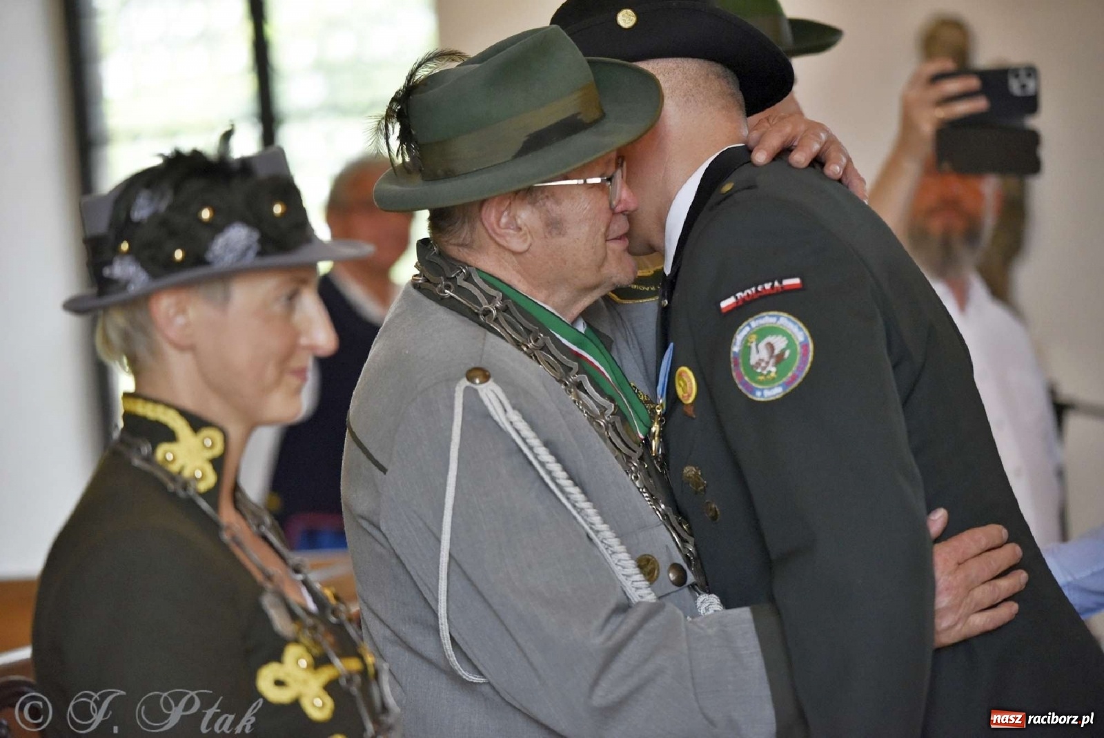 Zdjęcie w galerii na portalu naszraciborz.pl: Goście ogródków zaskoczeni. Widowisko historyczne w centrum Raciborza [FOTO i WIDEO] wiadomości z regionu