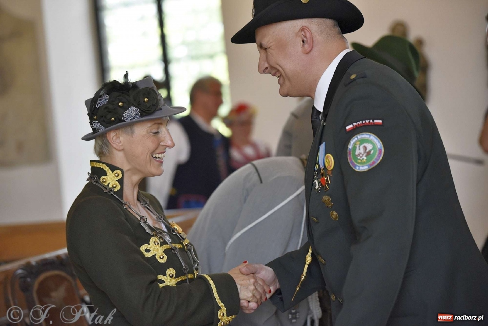 Zdjęcie w galerii na portalu naszraciborz.pl: Goście ogródków zaskoczeni. Widowisko historyczne w centrum Raciborza [FOTO i WIDEO] wiadomości z regionu