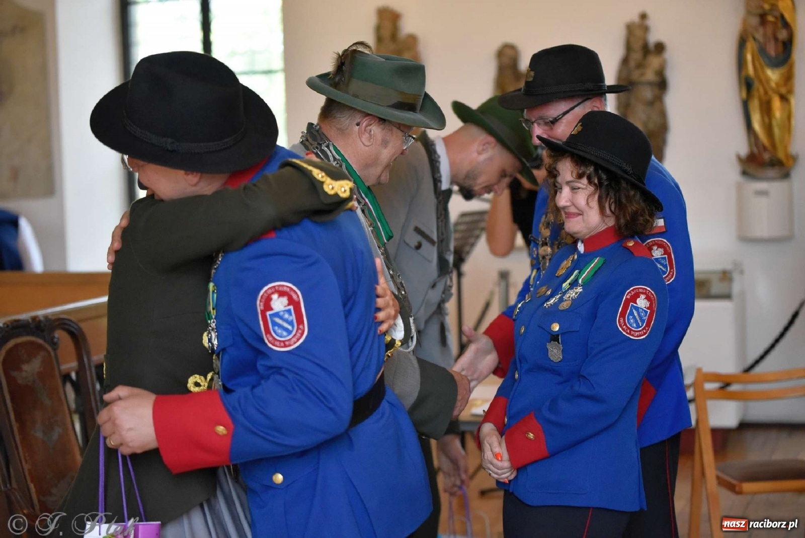Zdjęcie w galerii na portalu naszraciborz.pl: Goście ogródków zaskoczeni. Widowisko historyczne w centrum Raciborza [FOTO i WIDEO] wiadomości z regionu