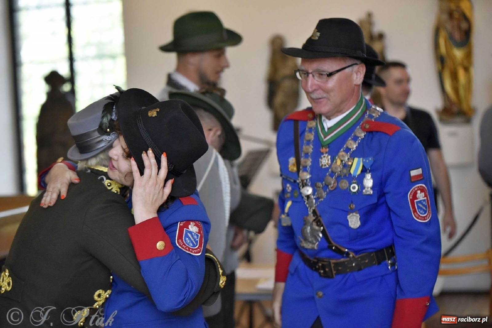Zdjęcie w galerii na portalu naszraciborz.pl: Goście ogródków zaskoczeni. Widowisko historyczne w centrum Raciborza [FOTO i WIDEO] wiadomości z regionu