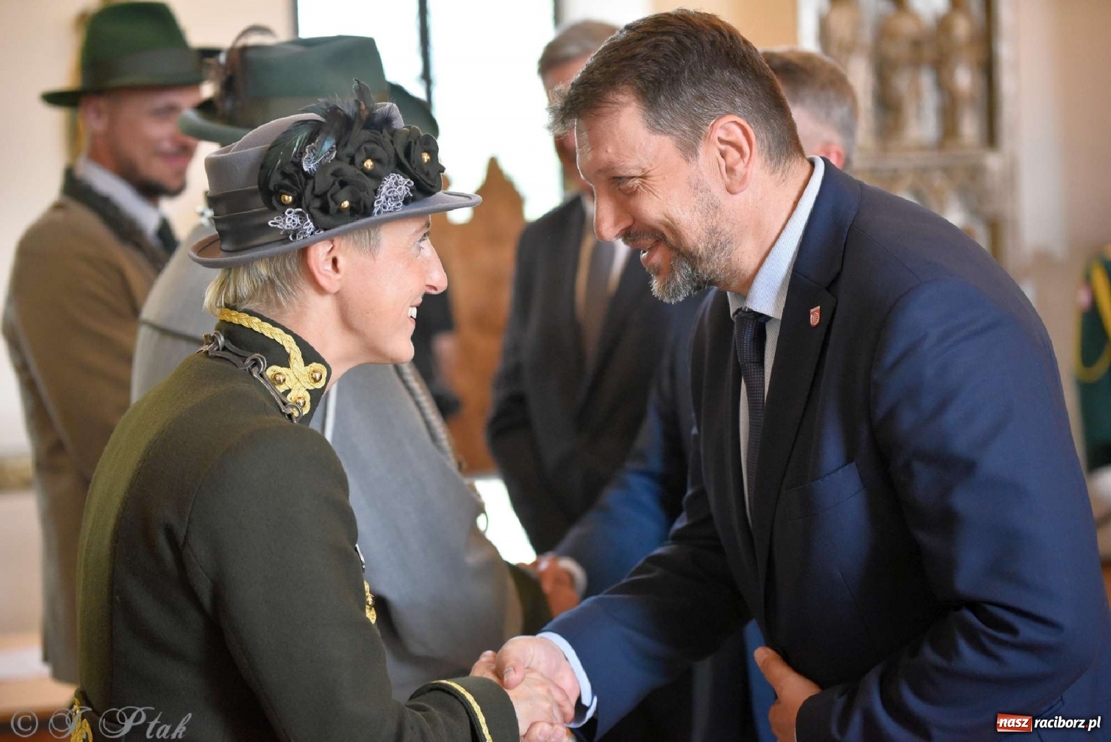 Zdjęcie w galerii na portalu naszraciborz.pl: Goście ogródków zaskoczeni. Widowisko historyczne w centrum Raciborza [FOTO i WIDEO] wiadomości z regionu