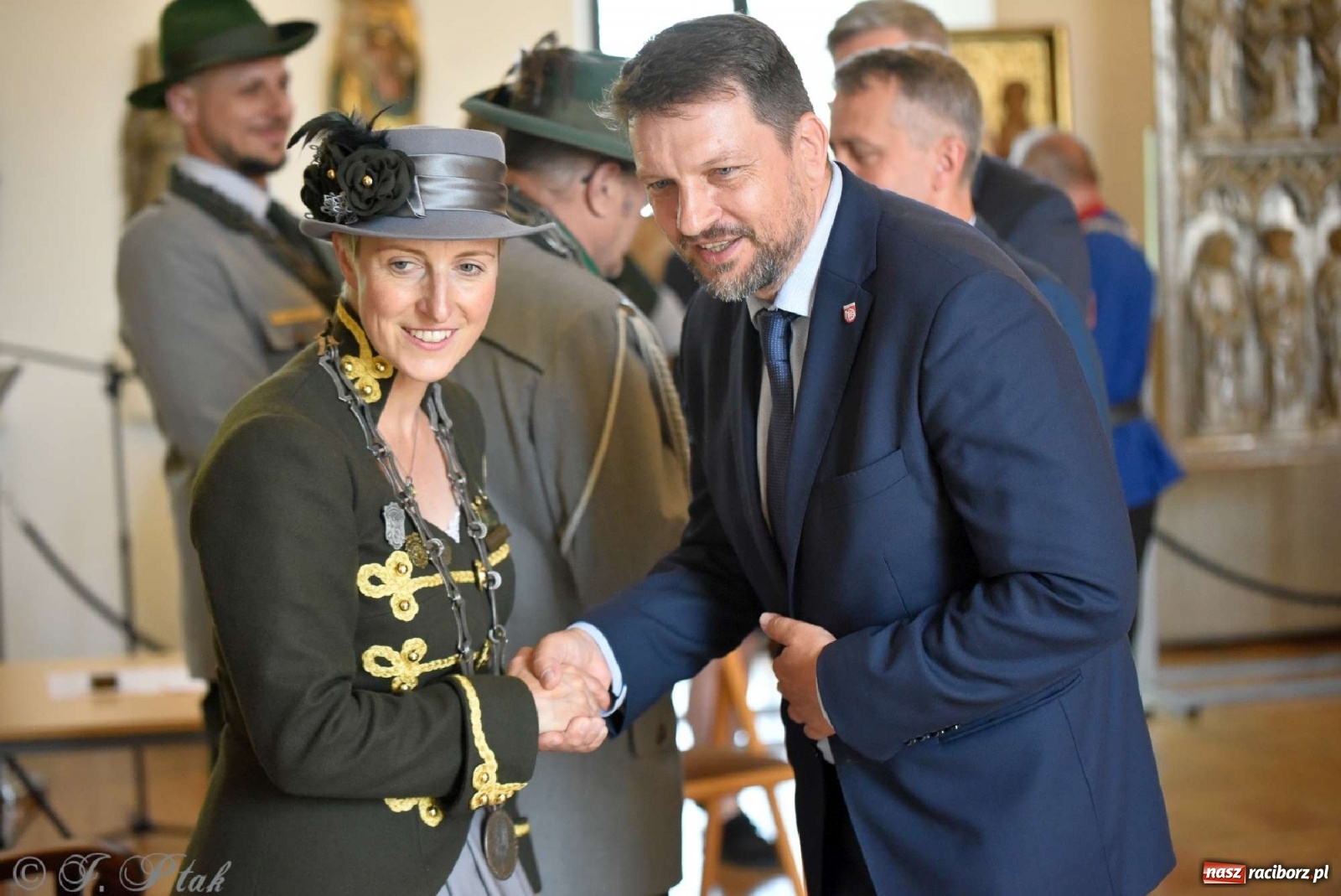 Zdjęcie w galerii na portalu naszraciborz.pl: Goście ogródków zaskoczeni. Widowisko historyczne w centrum Raciborza [FOTO i WIDEO] wiadomości z regionu