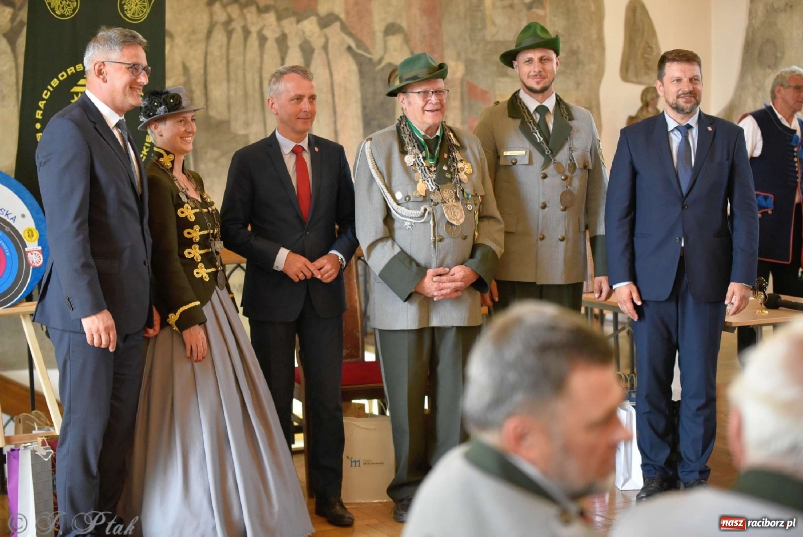 Zdjęcie w galerii na portalu naszraciborz.pl: Goście ogródków zaskoczeni. Widowisko historyczne w centrum Raciborza [FOTO i WIDEO] wiadomości z regionu