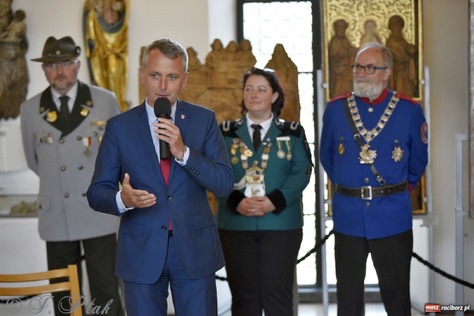 Zdjęcie w galerii na portalu naszraciborz.pl: Goście ogródków zaskoczeni. Widowisko historyczne w centrum Raciborza [FOTO i WIDEO] wiadomości z regionu
