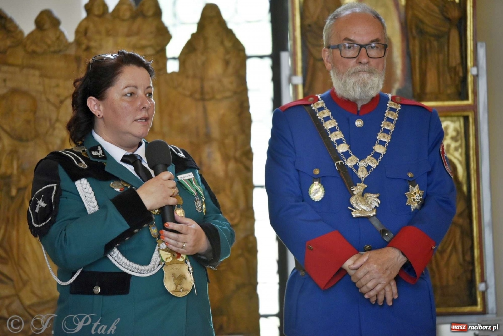 Zdjęcie w galerii na portalu naszraciborz.pl: Goście ogródków zaskoczeni. Widowisko historyczne w centrum Raciborza [FOTO i WIDEO] wiadomości z regionu
