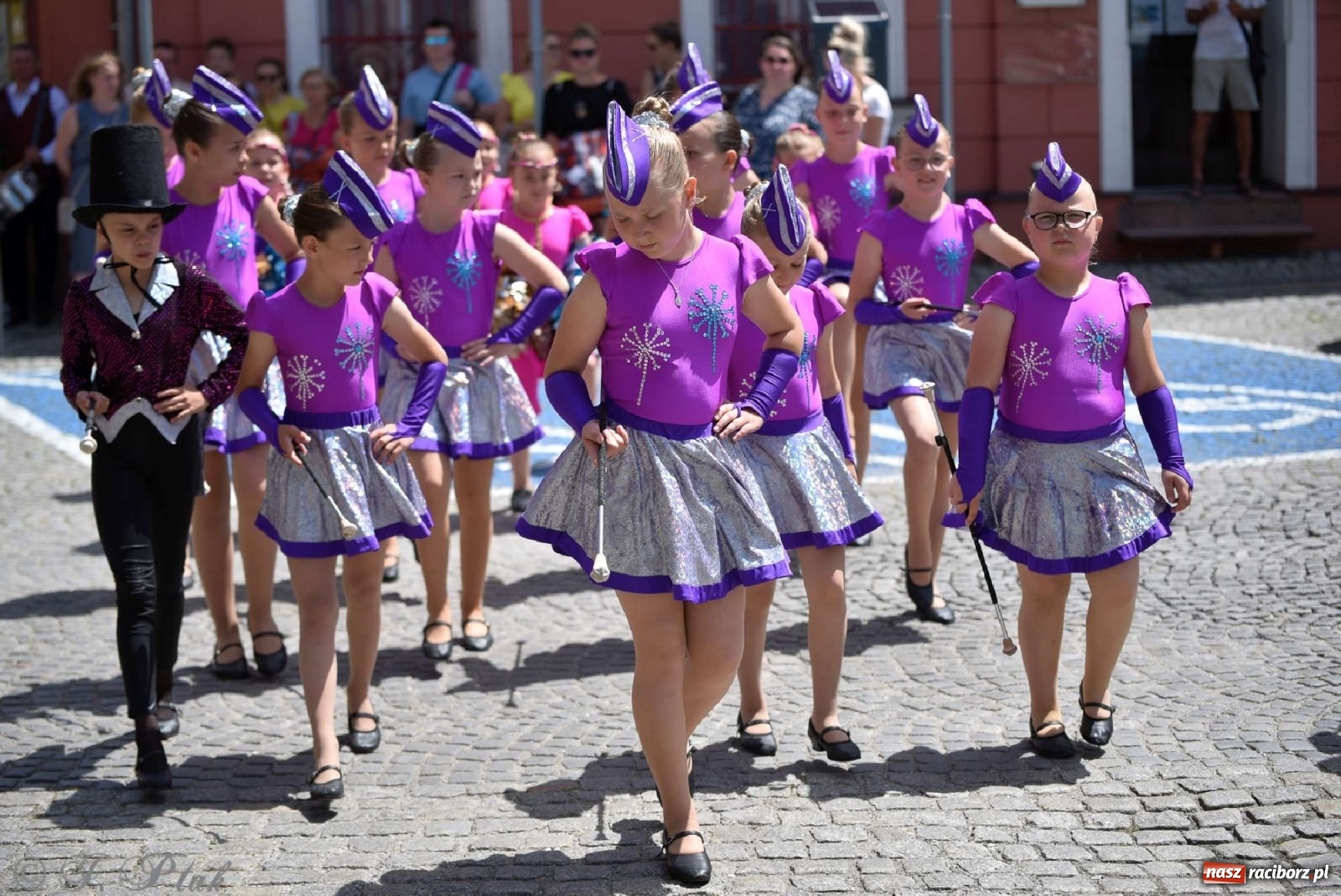 Zdjęcie w galerii na portalu naszraciborz.pl: Goście ogródków zaskoczeni. Widowisko historyczne w centrum Raciborza [FOTO i WIDEO] wiadomości z regionu