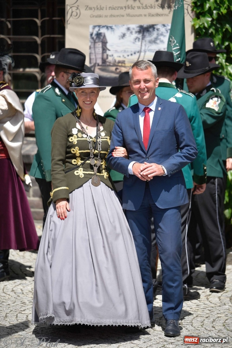 Zdjęcie w galerii na portalu naszraciborz.pl: Goście ogródków zaskoczeni. Widowisko historyczne w centrum Raciborza [FOTO i WIDEO] wiadomości z regionu