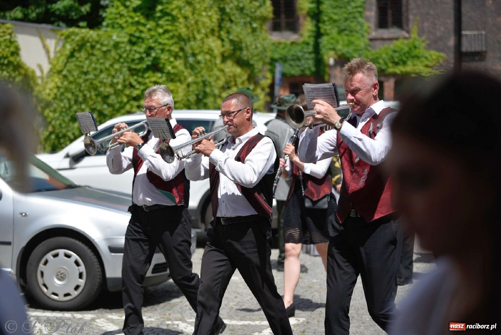 Zdjęcie w galerii na portalu naszraciborz.pl: Goście ogródków zaskoczeni. Widowisko historyczne w centrum Raciborza [FOTO i WIDEO] wiadomości z regionu