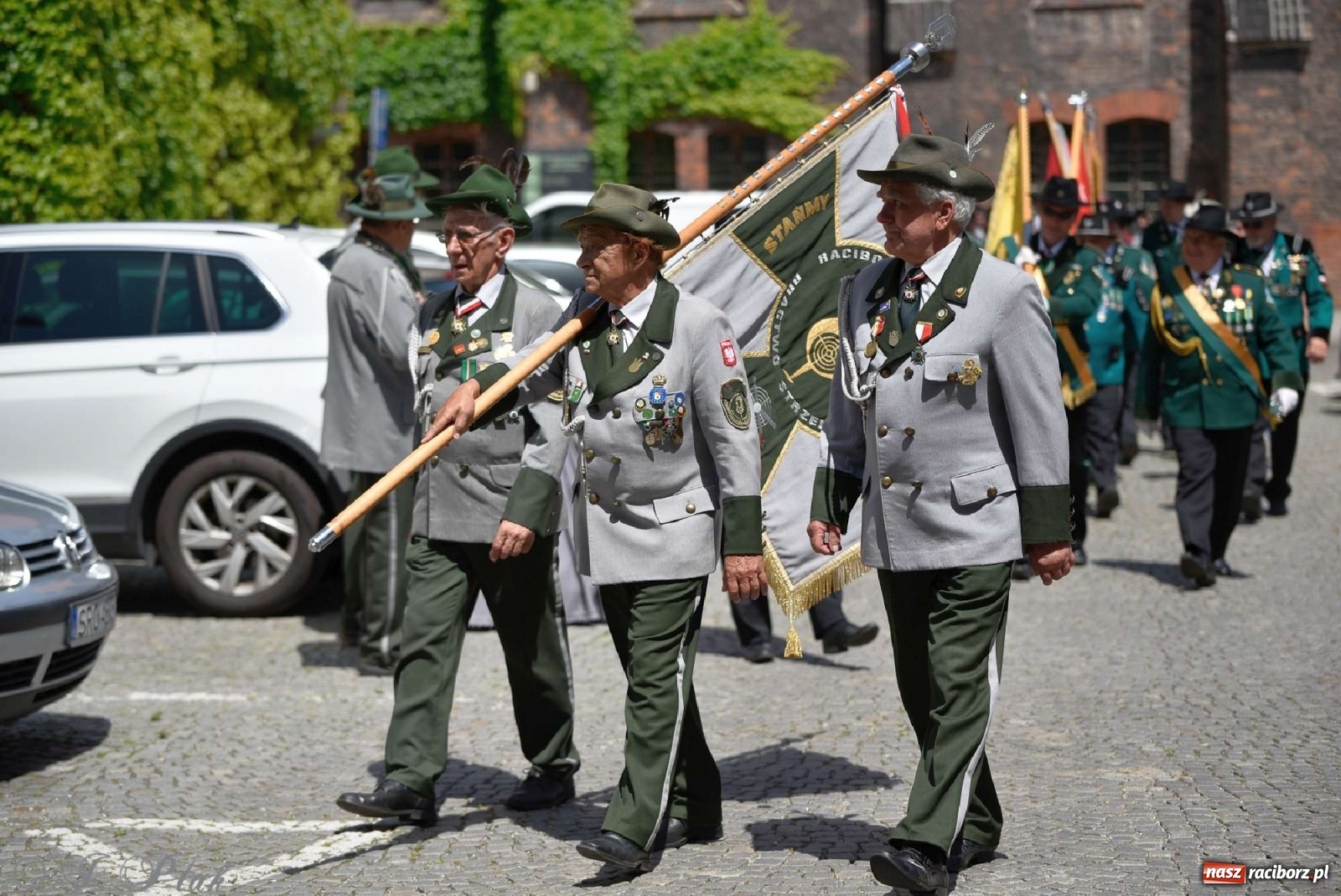 Zdjęcie w galerii na portalu naszraciborz.pl: Goście ogródków zaskoczeni. Widowisko historyczne w centrum Raciborza [FOTO i WIDEO] wiadomości z regionu