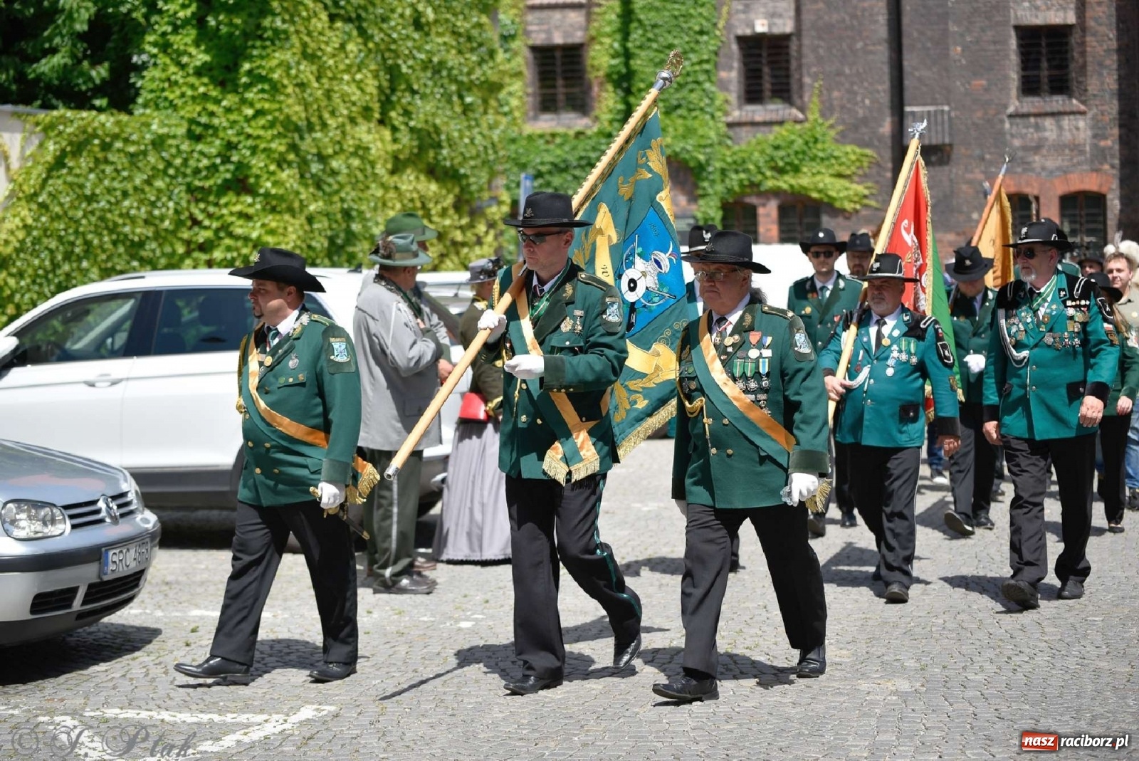 Zdjęcie w galerii na portalu naszraciborz.pl: Goście ogródków zaskoczeni. Widowisko historyczne w centrum Raciborza [FOTO i WIDEO] wiadomości z regionu