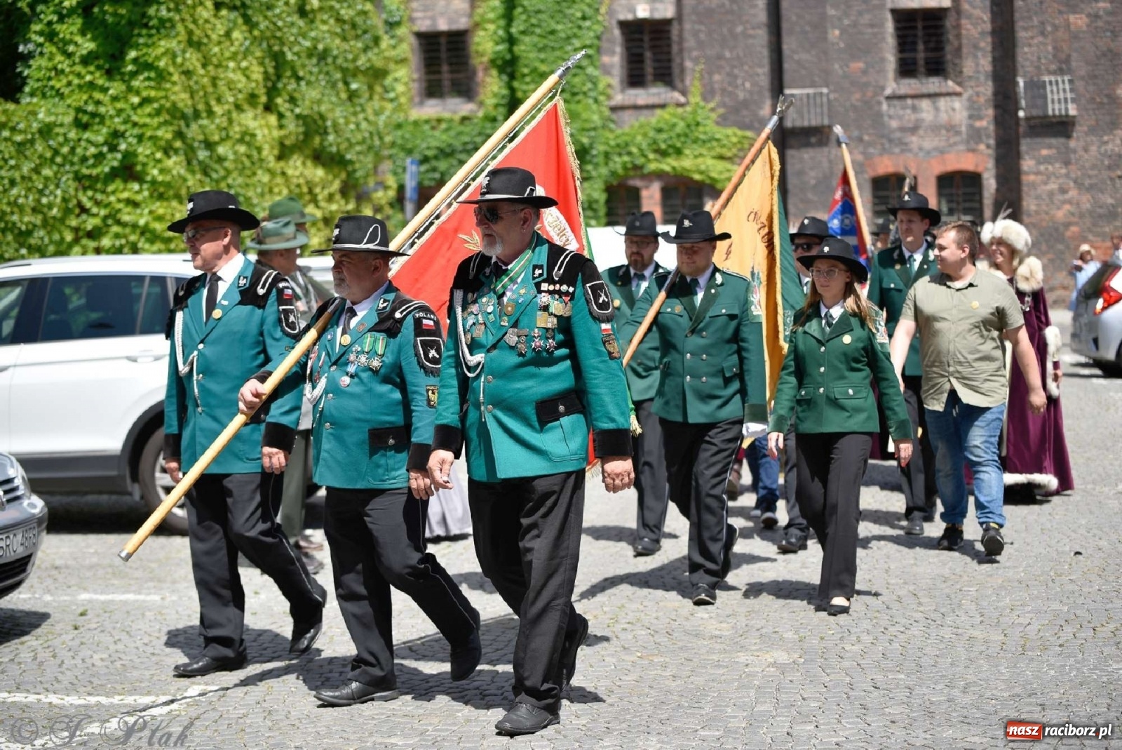 Zdjęcie w galerii na portalu naszraciborz.pl: Goście ogródków zaskoczeni. Widowisko historyczne w centrum Raciborza [FOTO i WIDEO] wiadomości z regionu