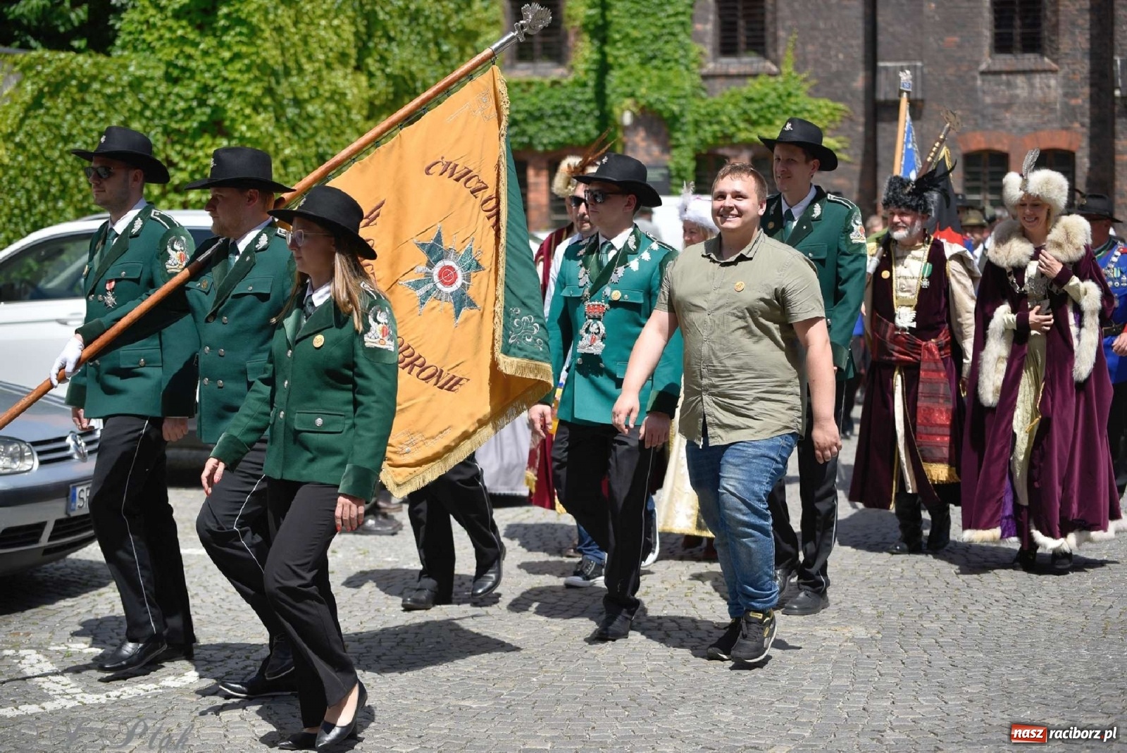 Zdjęcie w galerii na portalu naszraciborz.pl: Goście ogródków zaskoczeni. Widowisko historyczne w centrum Raciborza [FOTO i WIDEO] wiadomości z regionu