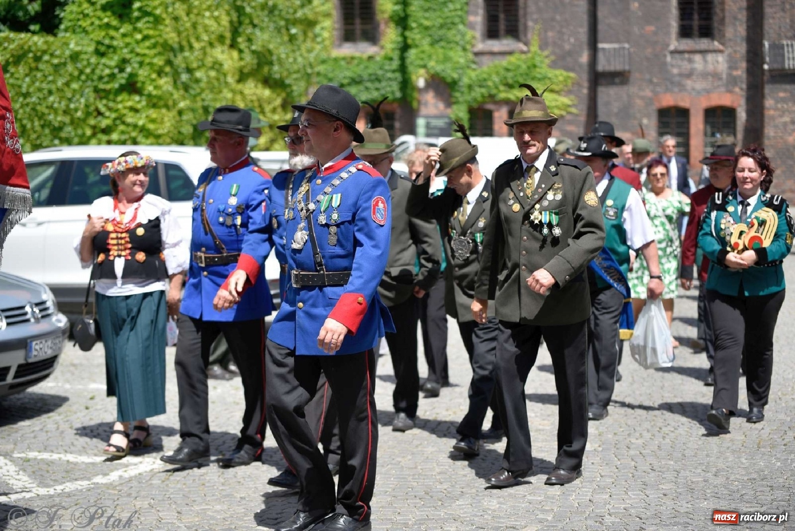 Zdjęcie w galerii na portalu naszraciborz.pl: Goście ogródków zaskoczeni. Widowisko historyczne w centrum Raciborza [FOTO i WIDEO] wiadomości z regionu