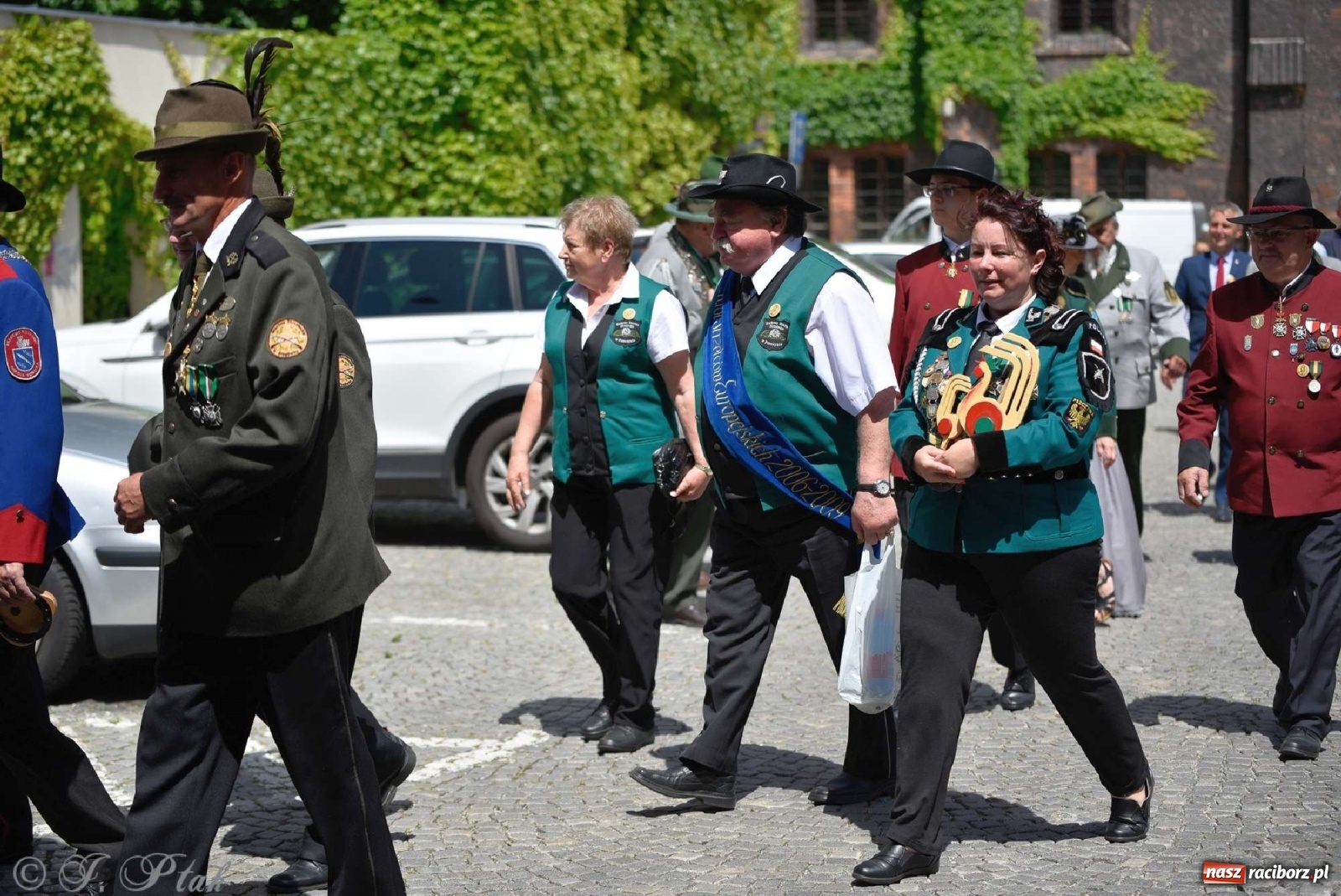 Zdjęcie w galerii na portalu naszraciborz.pl: Goście ogródków zaskoczeni. Widowisko historyczne w centrum Raciborza [FOTO i WIDEO] wiadomości z regionu