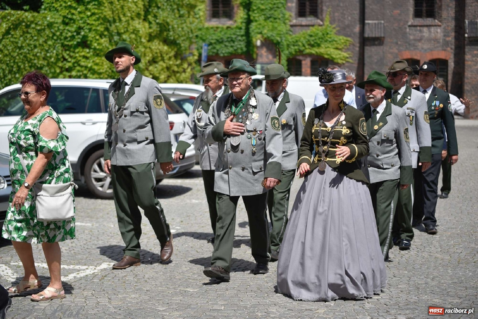 Zdjęcie w galerii na portalu naszraciborz.pl: Goście ogródków zaskoczeni. Widowisko historyczne w centrum Raciborza [FOTO i WIDEO] wiadomości z regionu