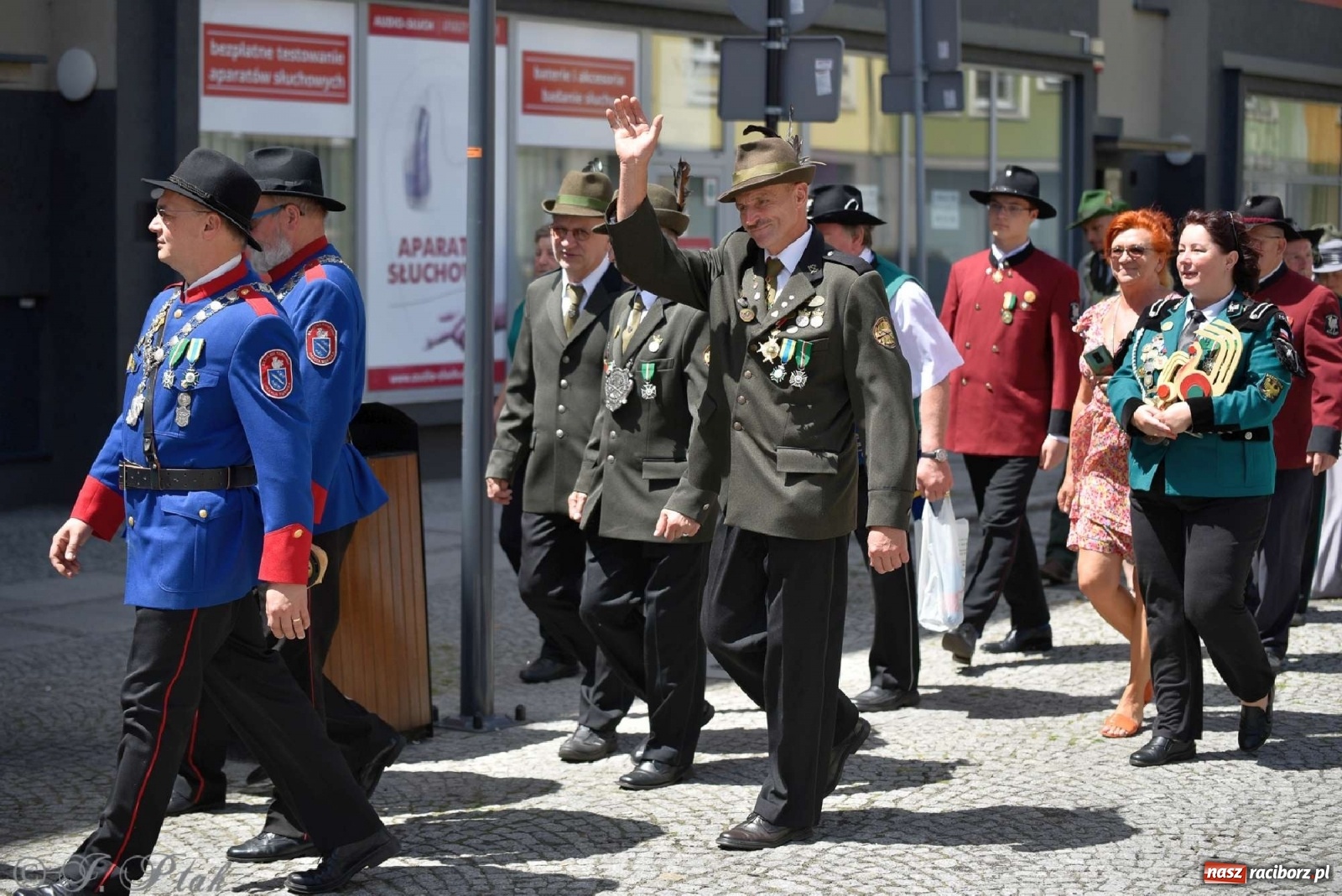 Zdjęcie w galerii na portalu naszraciborz.pl: Goście ogródków zaskoczeni. Widowisko historyczne w centrum Raciborza [FOTO i WIDEO] wiadomości z regionu