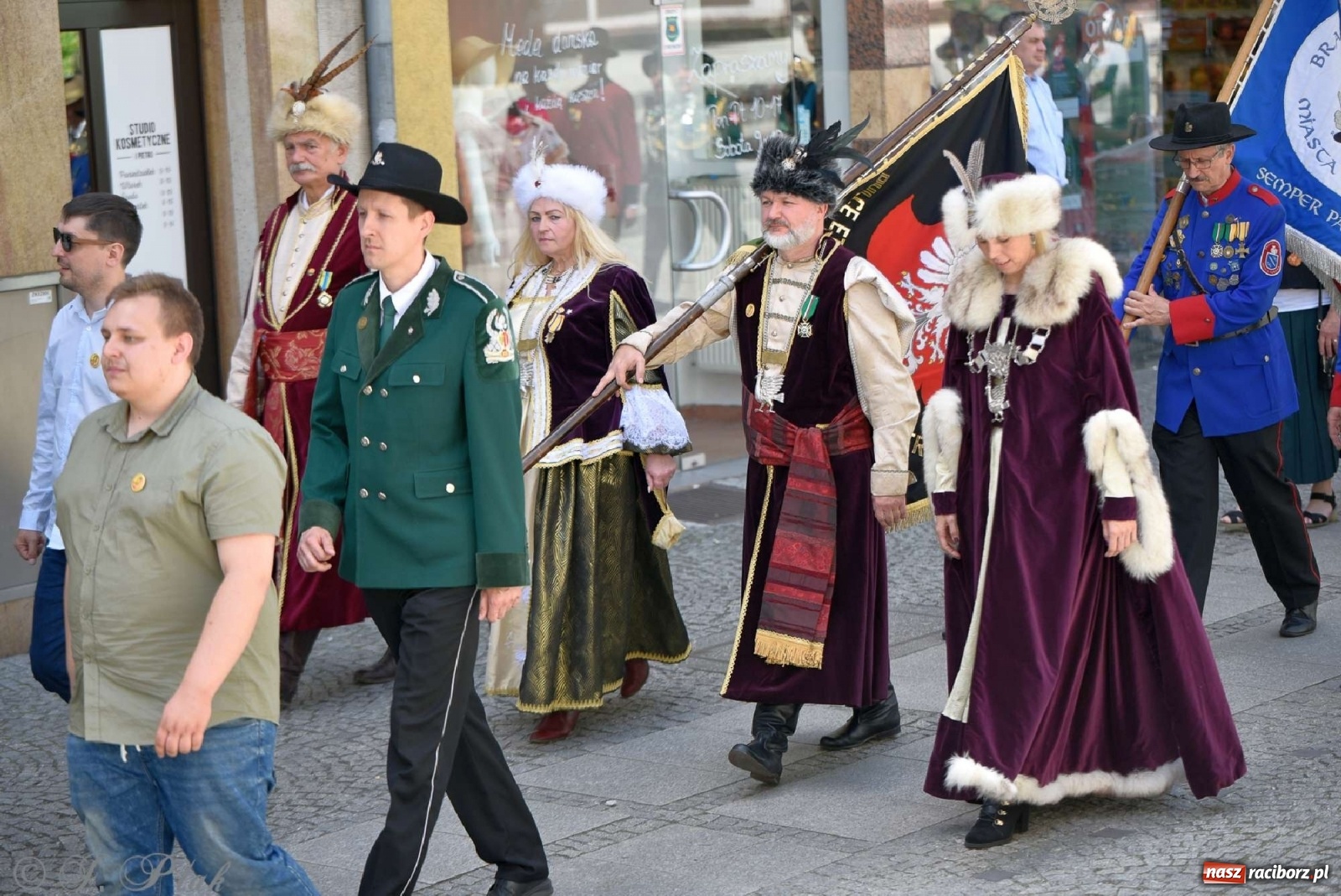 Zdjęcie w galerii na portalu naszraciborz.pl: Goście ogródków zaskoczeni. Widowisko historyczne w centrum Raciborza [FOTO i WIDEO] wiadomości z regionu